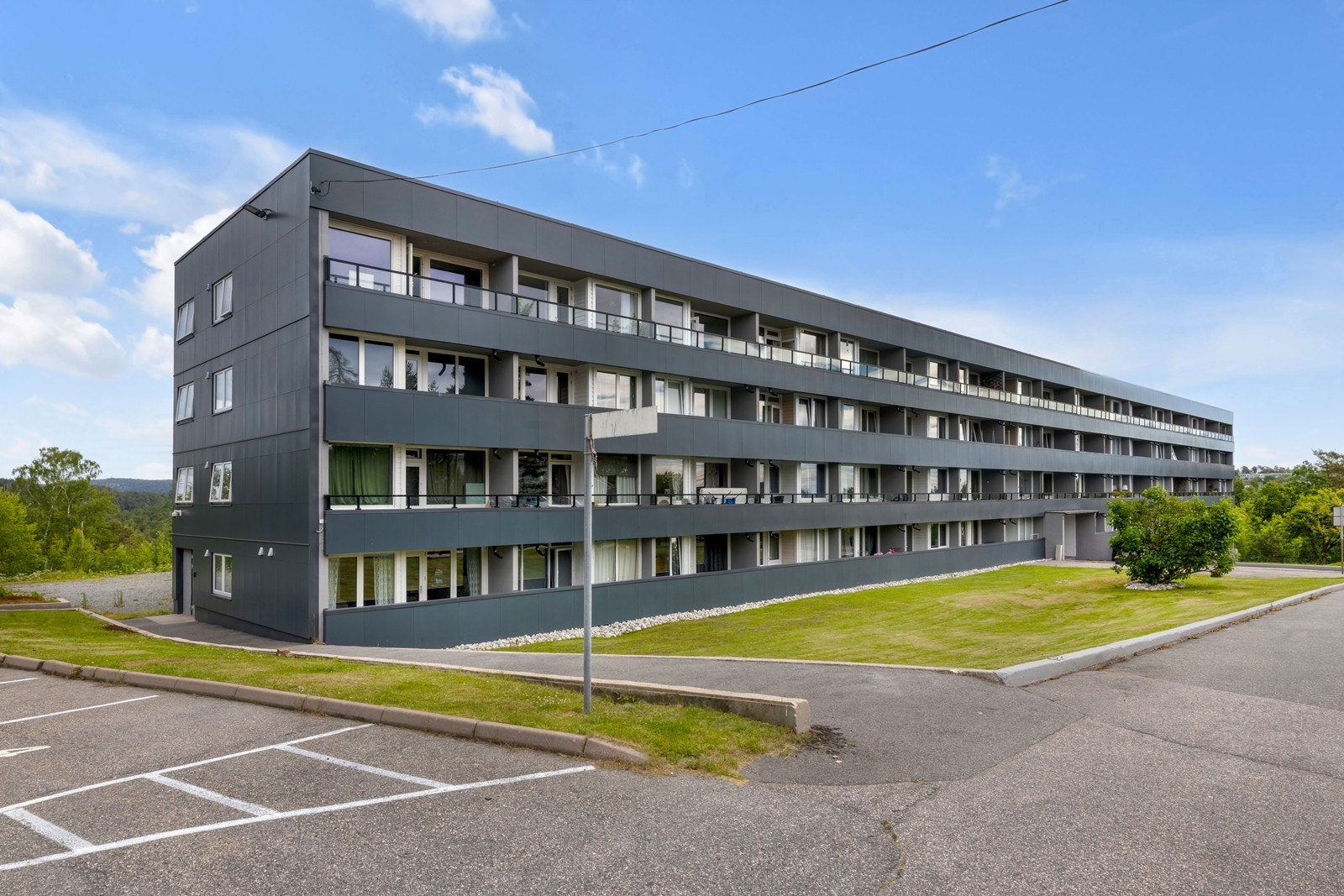Det medfølger en fast parkeringsplass på sameiets tomt. Galleribilde