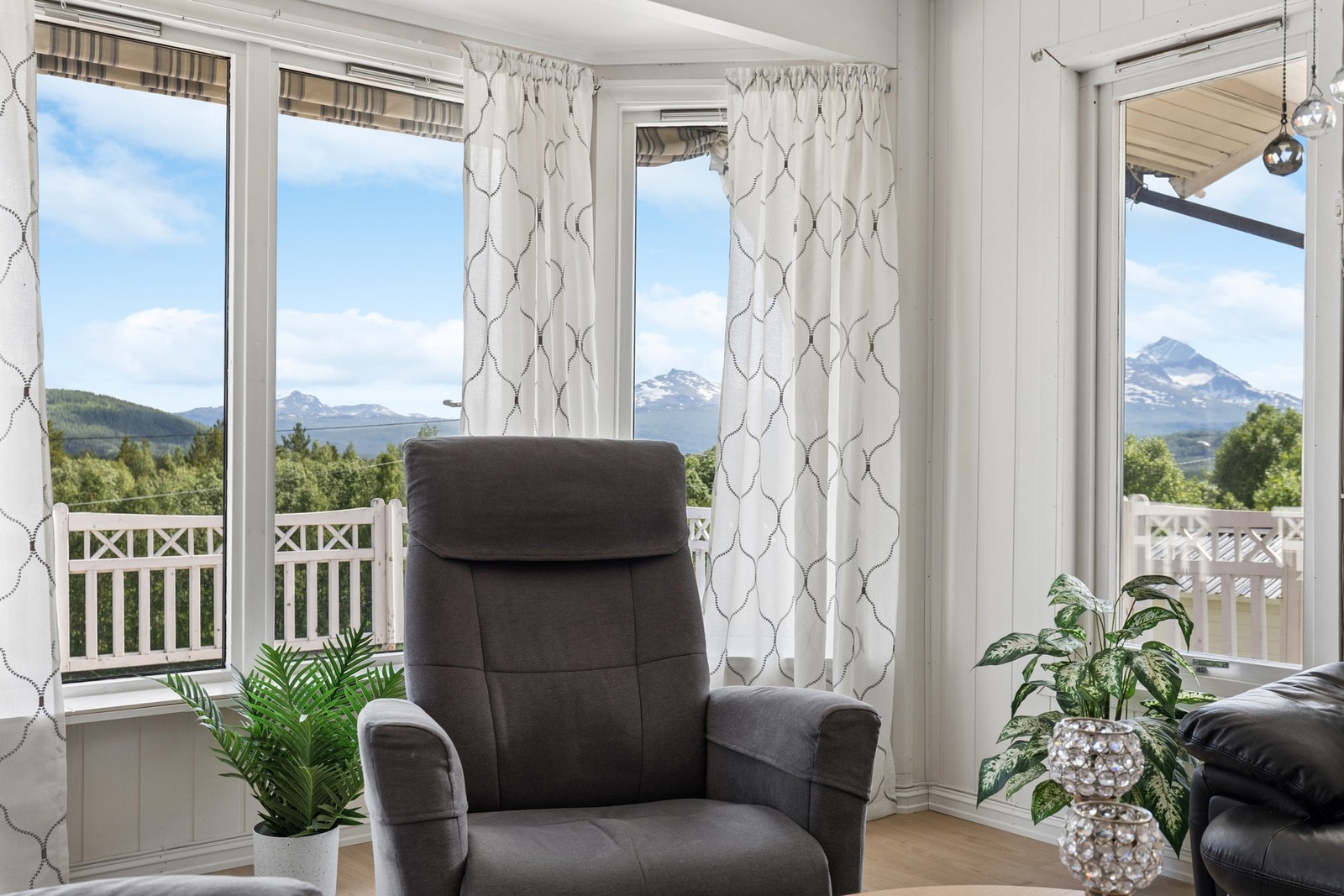 Fra stuevinduene har man fri utsikt mot fjellene. Galleribilde