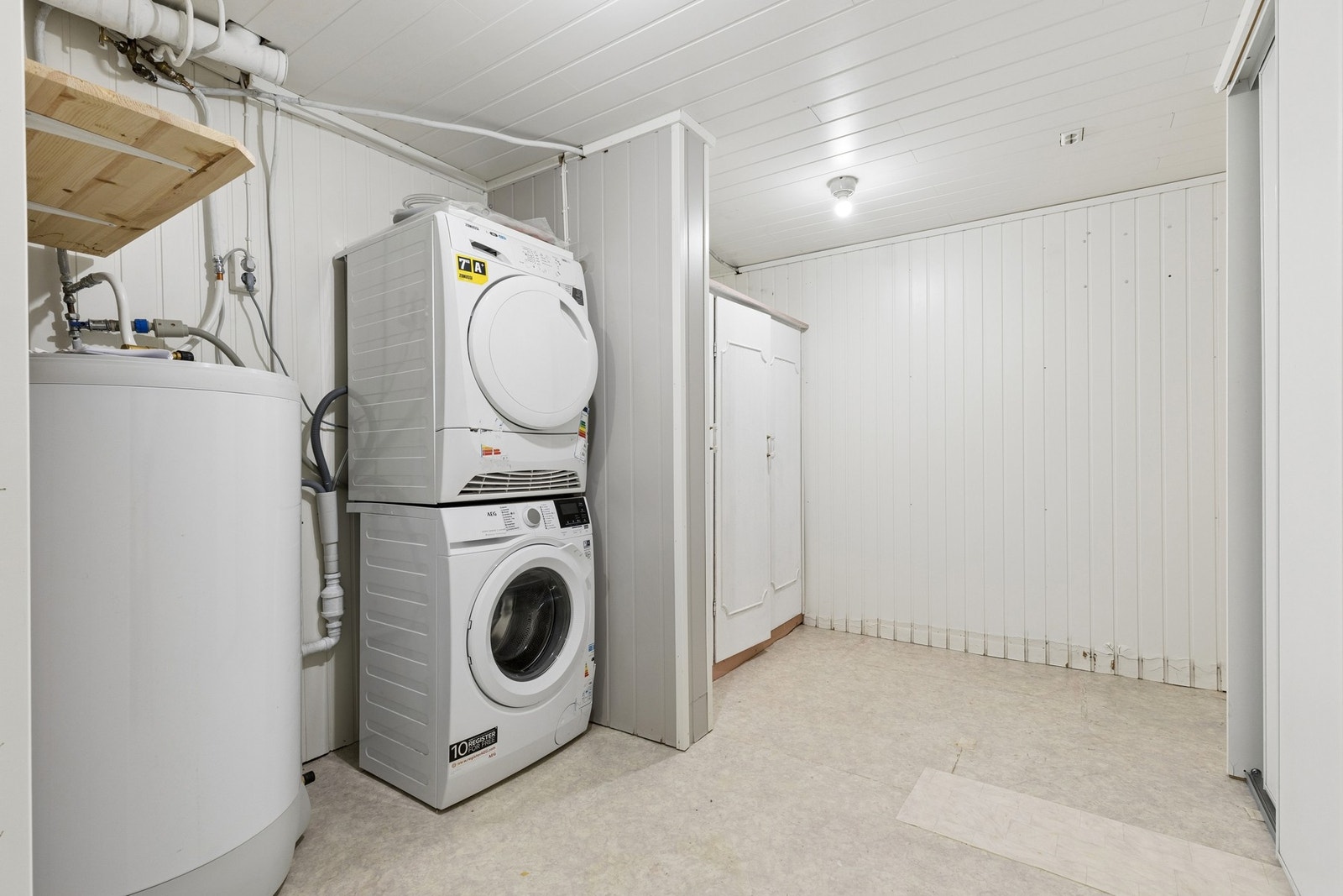Praktisk vaskerom med opplegg for vaskemaskin og tørketrommel. Galleribilde