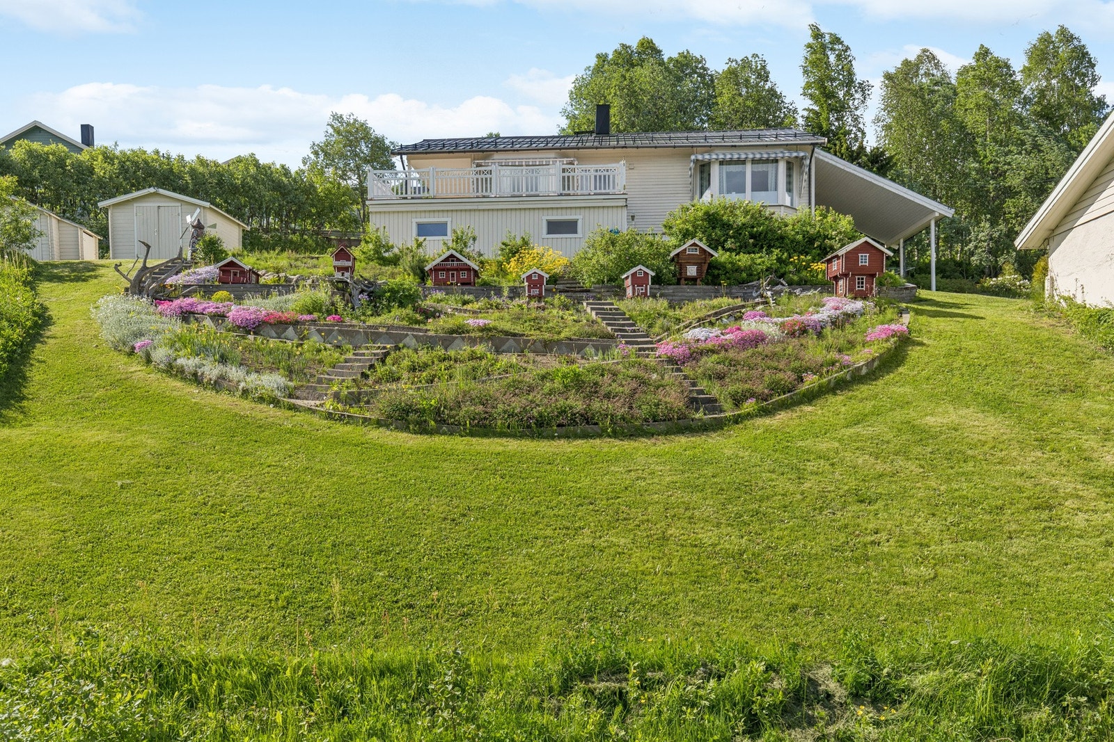 Stor hage med plen og beplantning. Galleribilde
