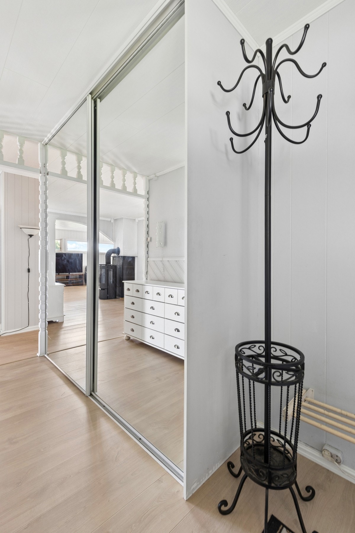Entré med skyvedørsgarderobe for effektiv oppbevaring av yttertøy. Galleribilde
