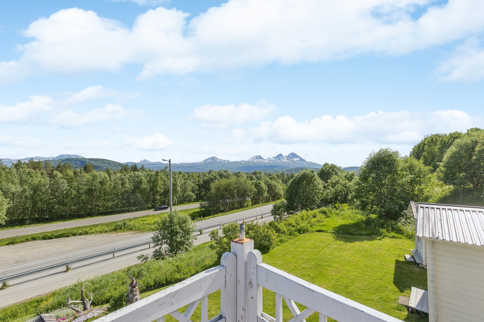 Flott utsikt over nærområdet og fjellene fra balkongen. Galleribilde