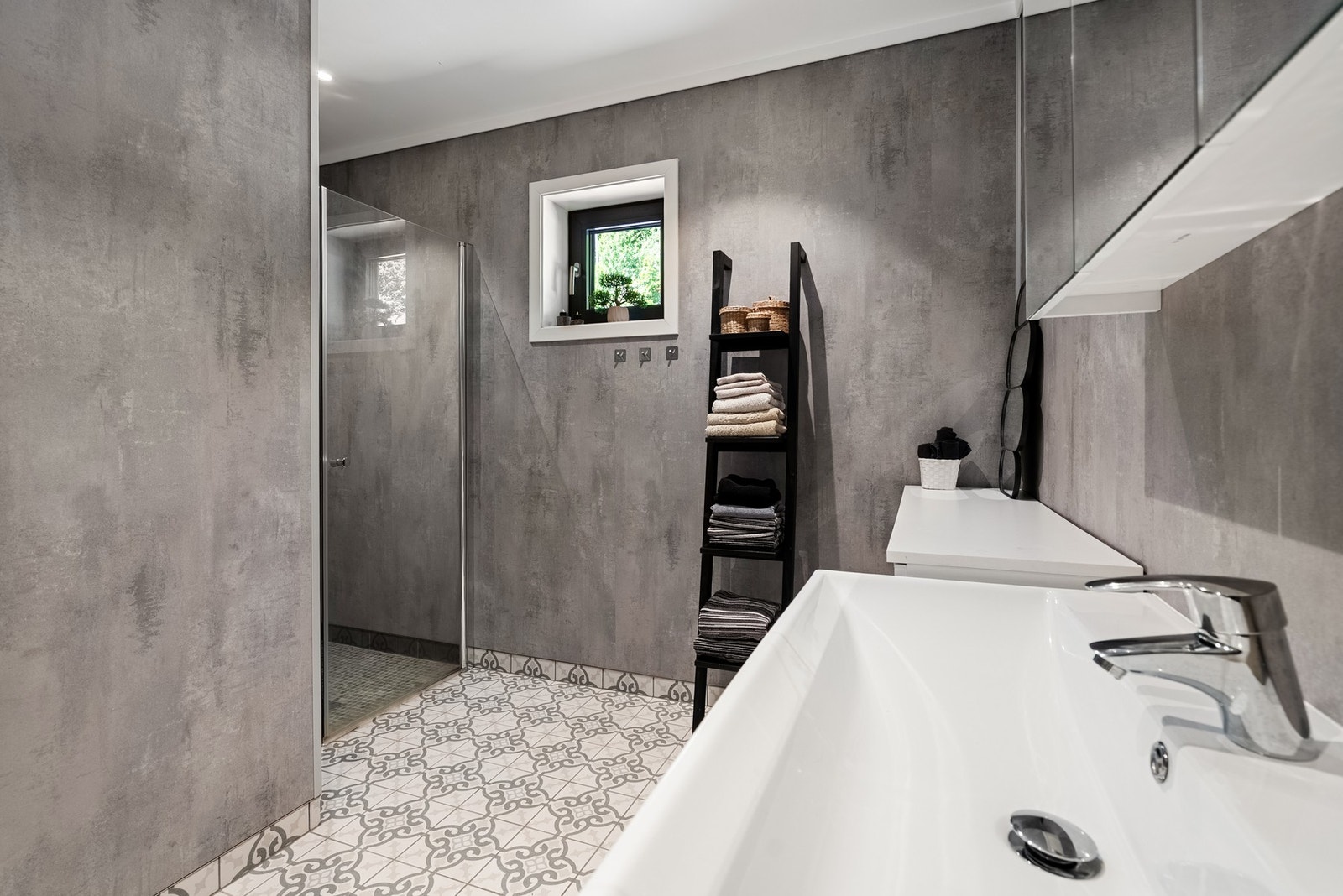 Lekkert bad med varmekabler og downlight belysning Galleribilde