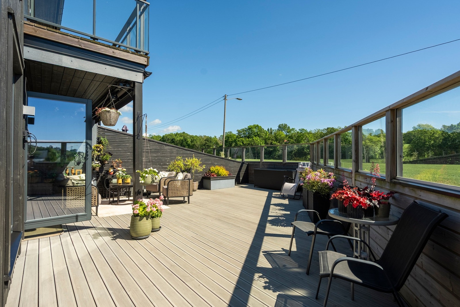 Her er det plass til flere sittegrupper, grill, blomsterbedd og mer! Galleribilde