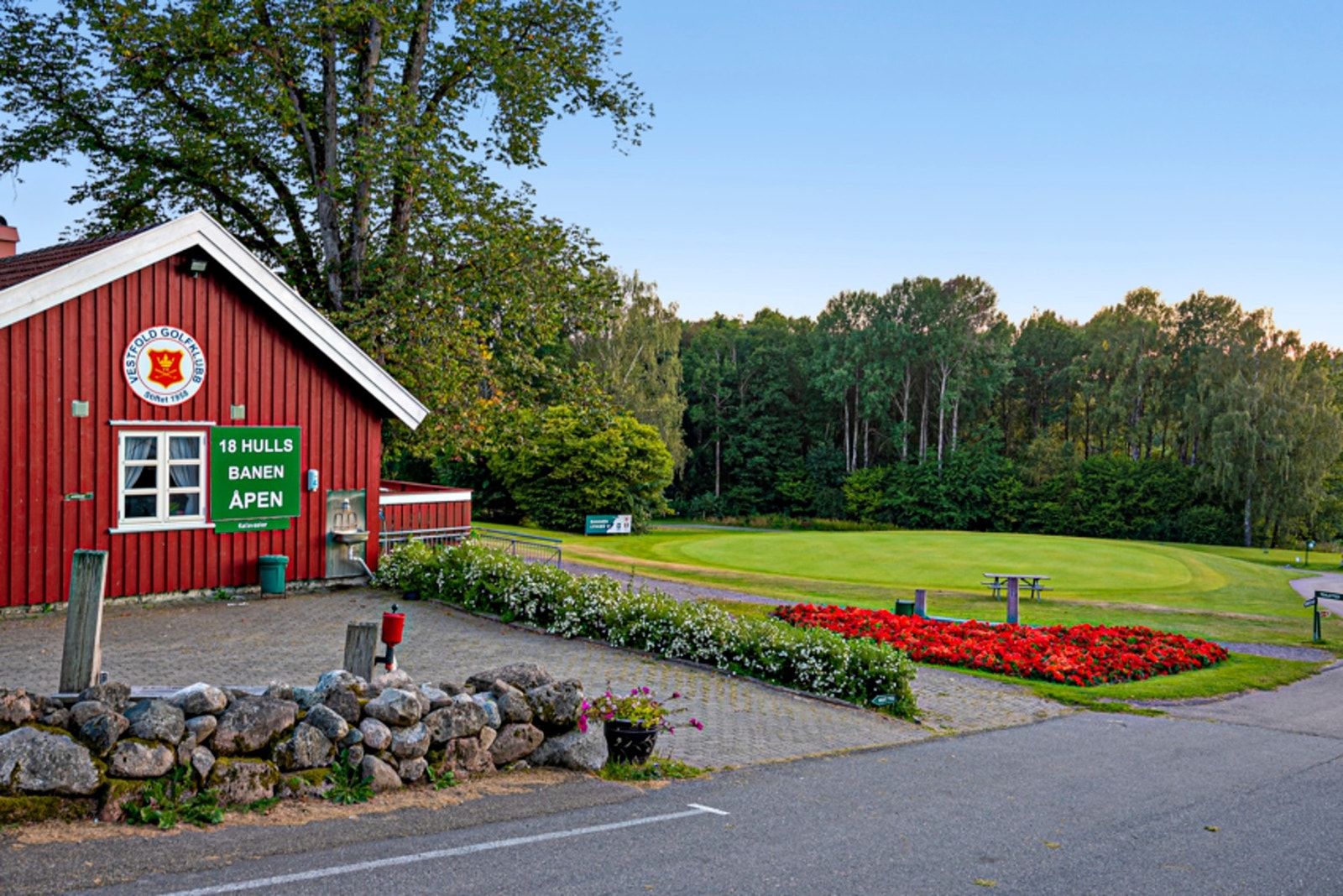 For de golfinteresserte ligger Vestfold Golfklubb med 18-hullsbane like i nærheten Galleribilde
