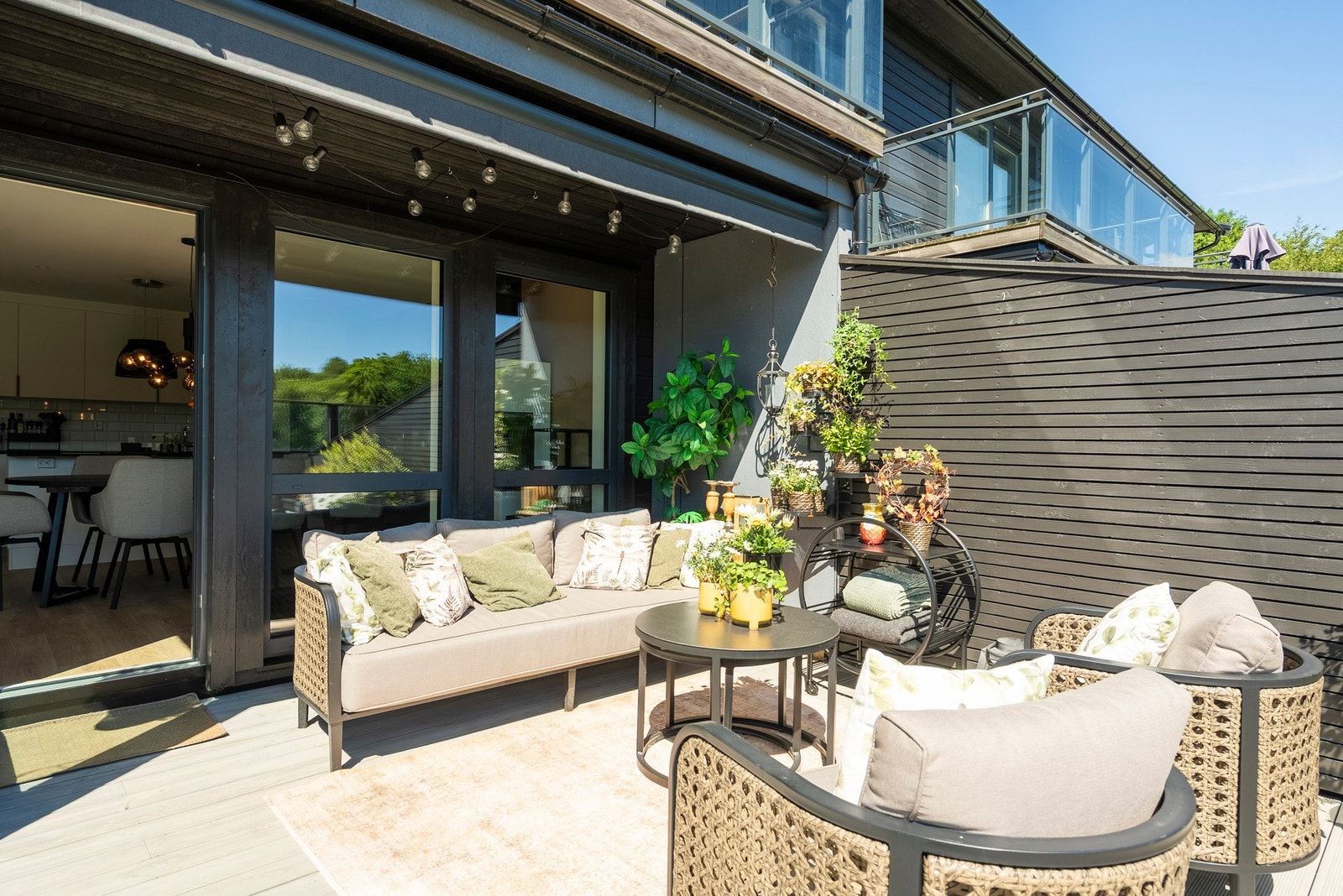 Solrikt og meget innbydende ute på terrassen Galleribilde