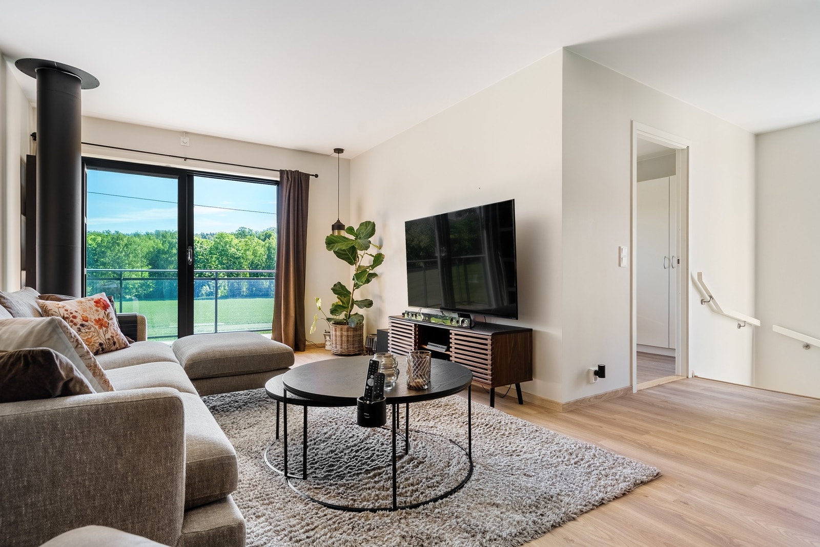 Pent og moderne med utgang til balkong Galleribilde
