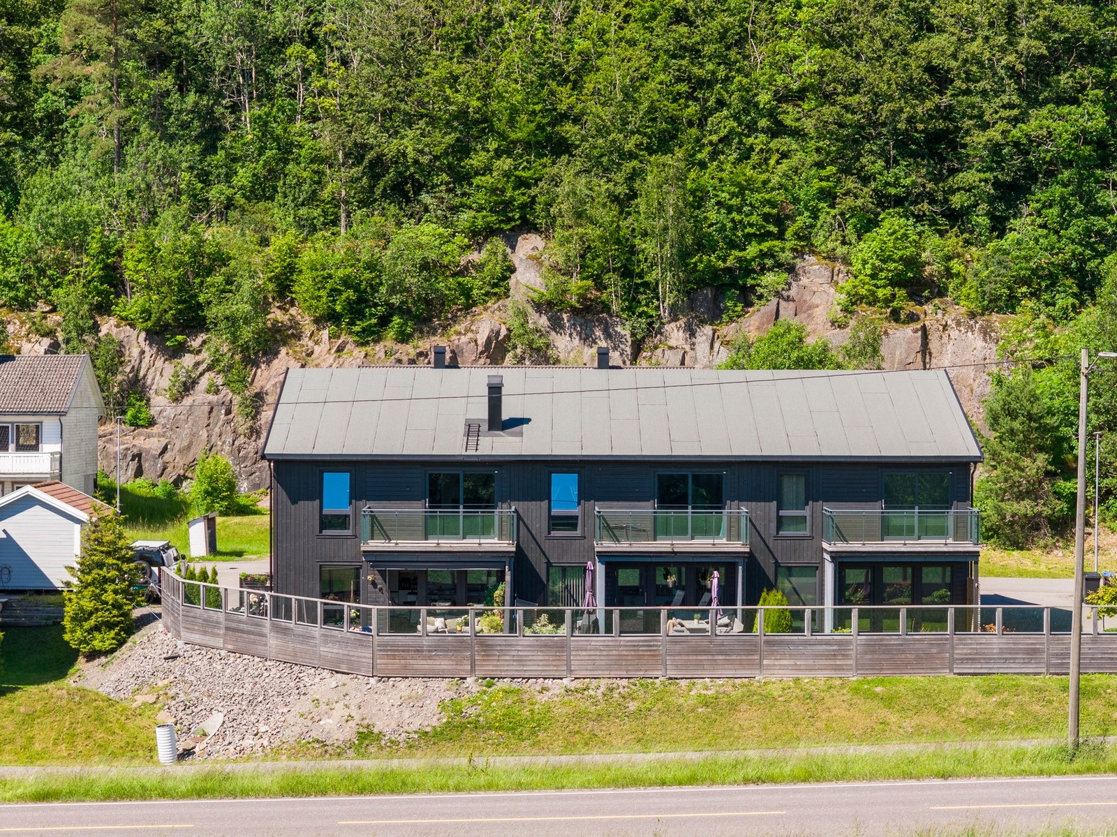 På fremsiden av huset er det balkong med glassrekkverk Galleribilde