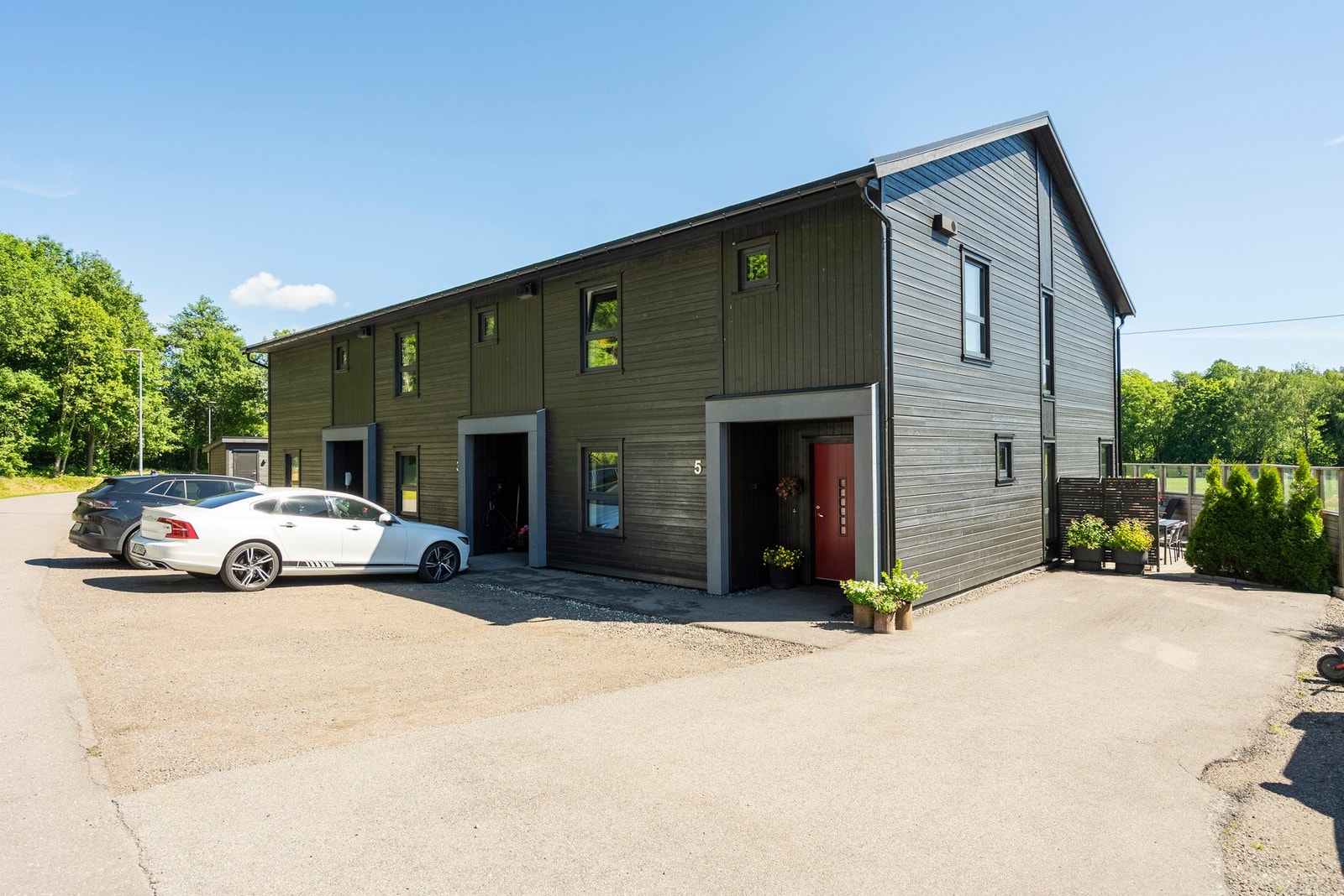 Her har du godt med oppstillingsplass og mulighet for carport Galleribilde
