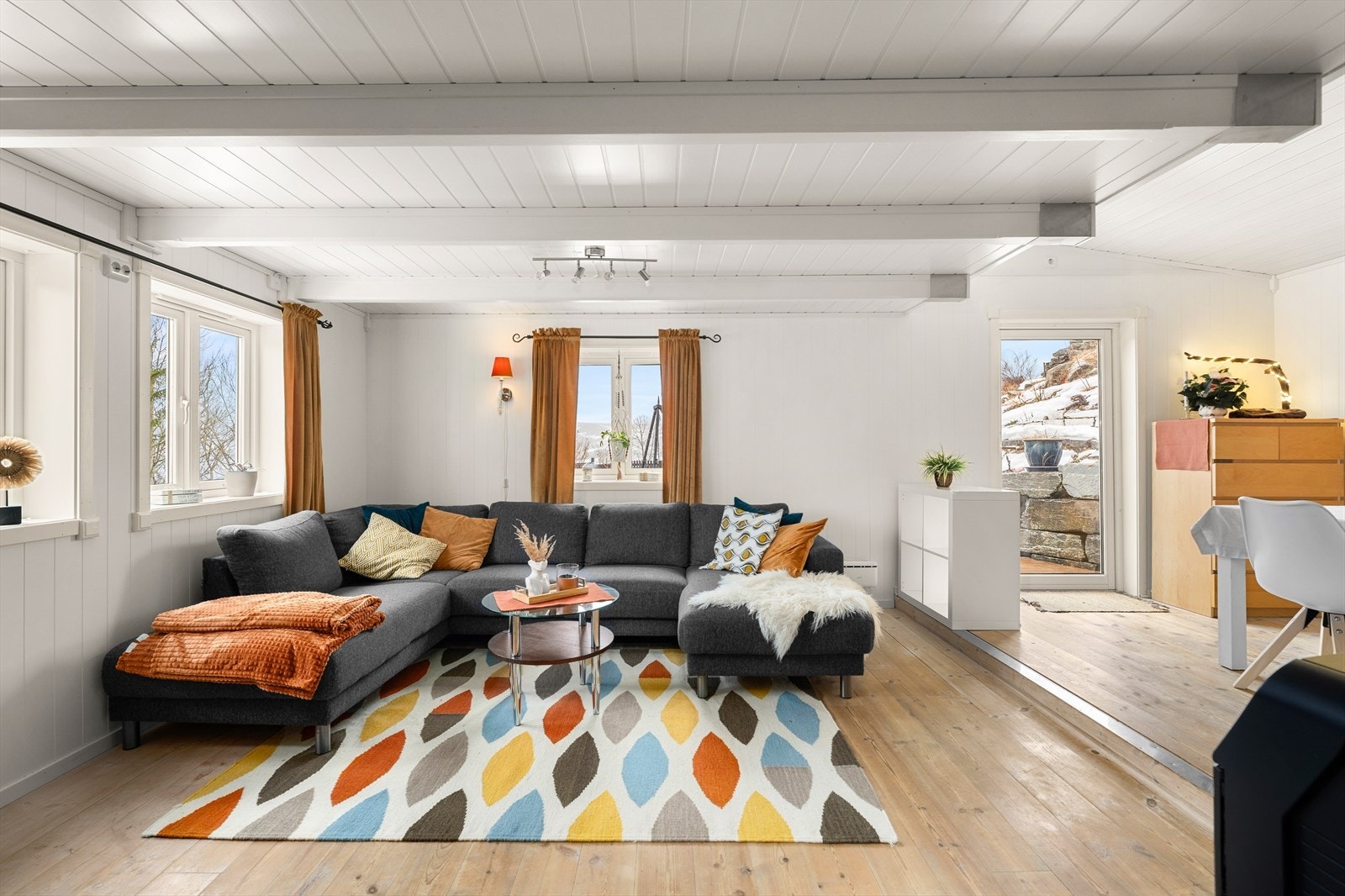 Fra stuen er det direkte utgang til en romslig terrasse på 23,4 kvm. Glasset i verandadøren er skiftet i 2024. Galleribilde