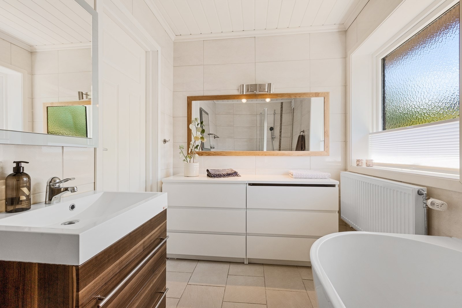 Badet har installert badekar med dusjløsning Galleribilde
