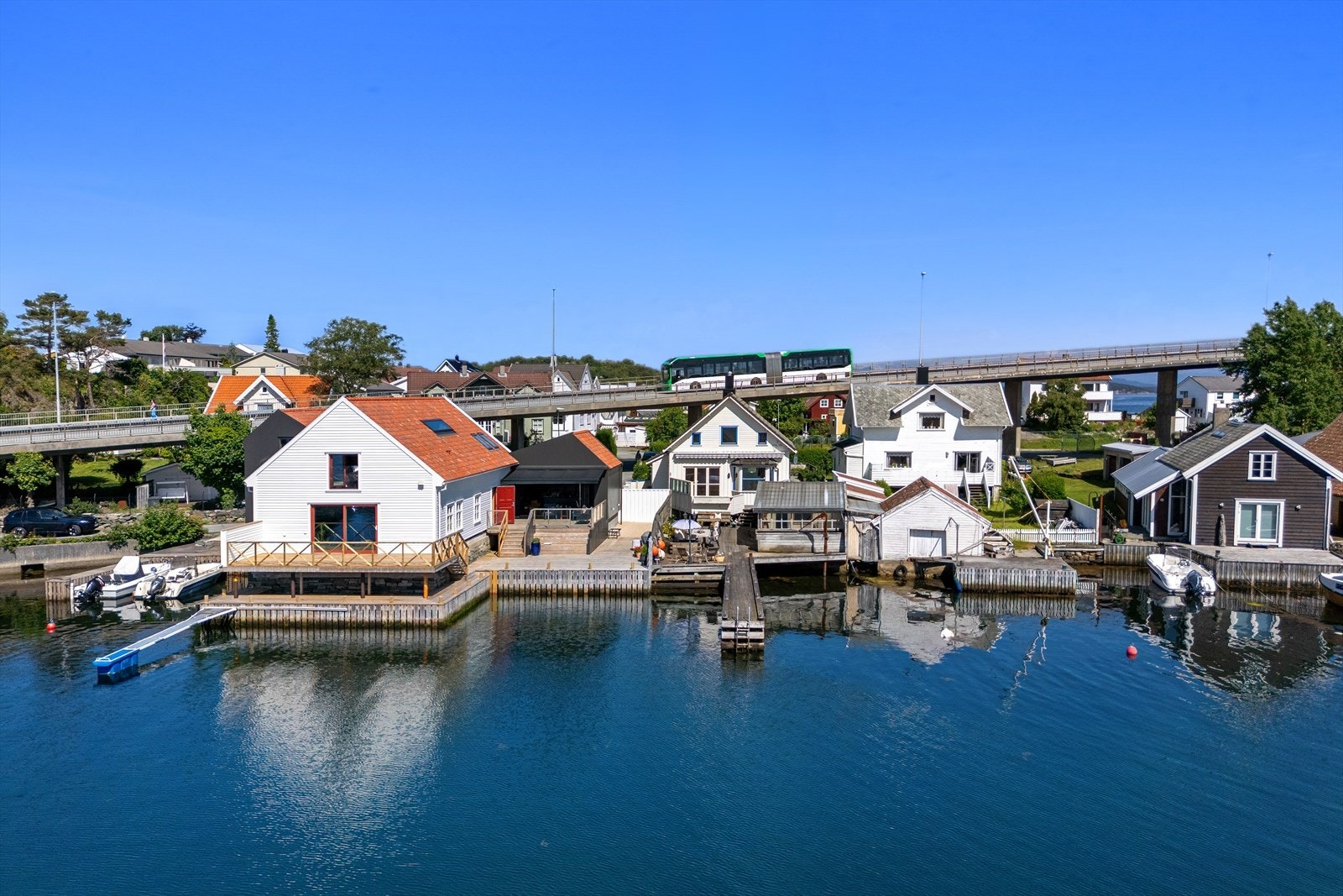Eiendommen har en 81 kvm stor, vestvendt brygge på egen tomt i lune Engøybukten. Galleribilde