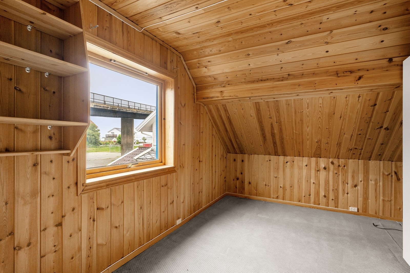 Soverom med trepanel på vegger og i himling. Galleribilde