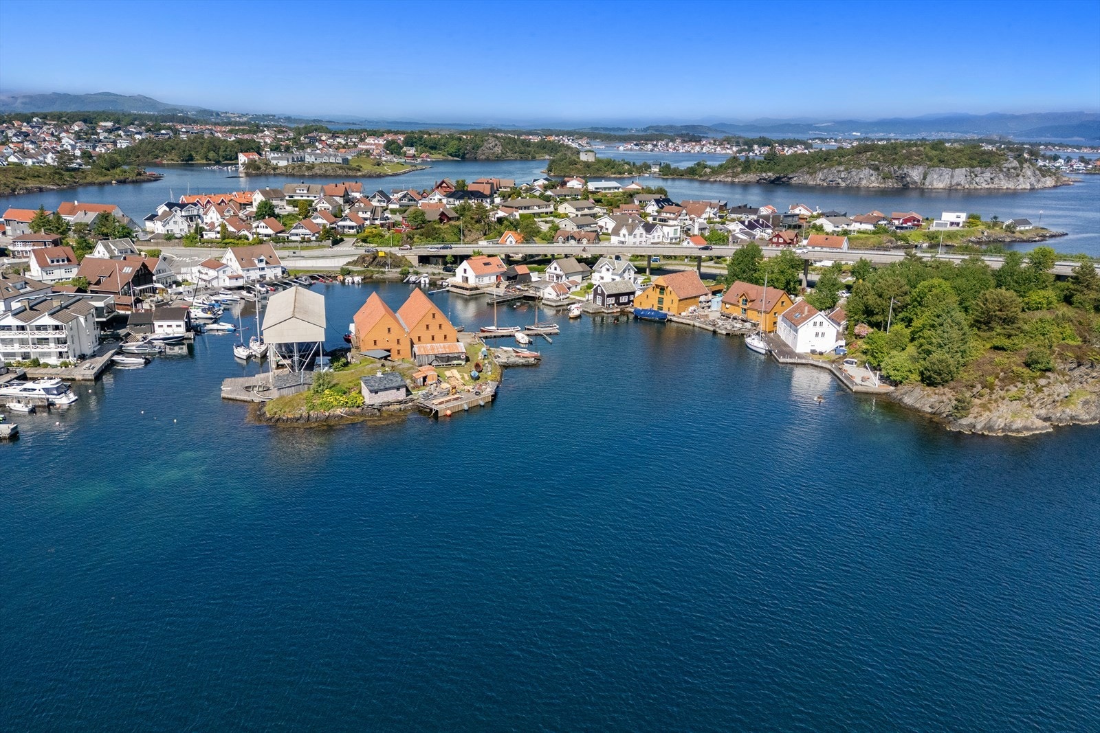 På nærliggende Hundvåg finnes skoler, barnehager og dagligvarebutikker. Galleribilde