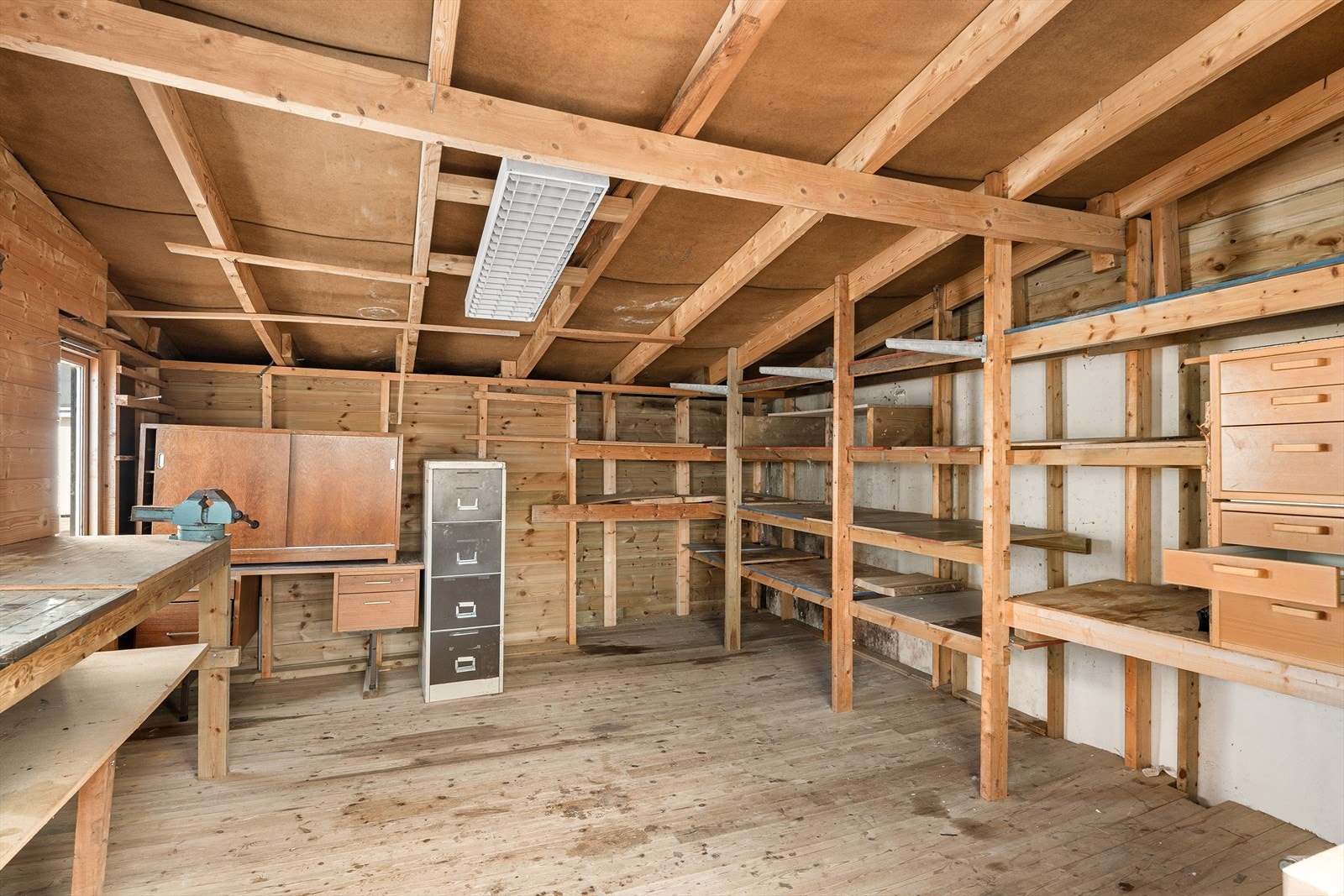 Romslig verksted og lagerrom. Galleribilde