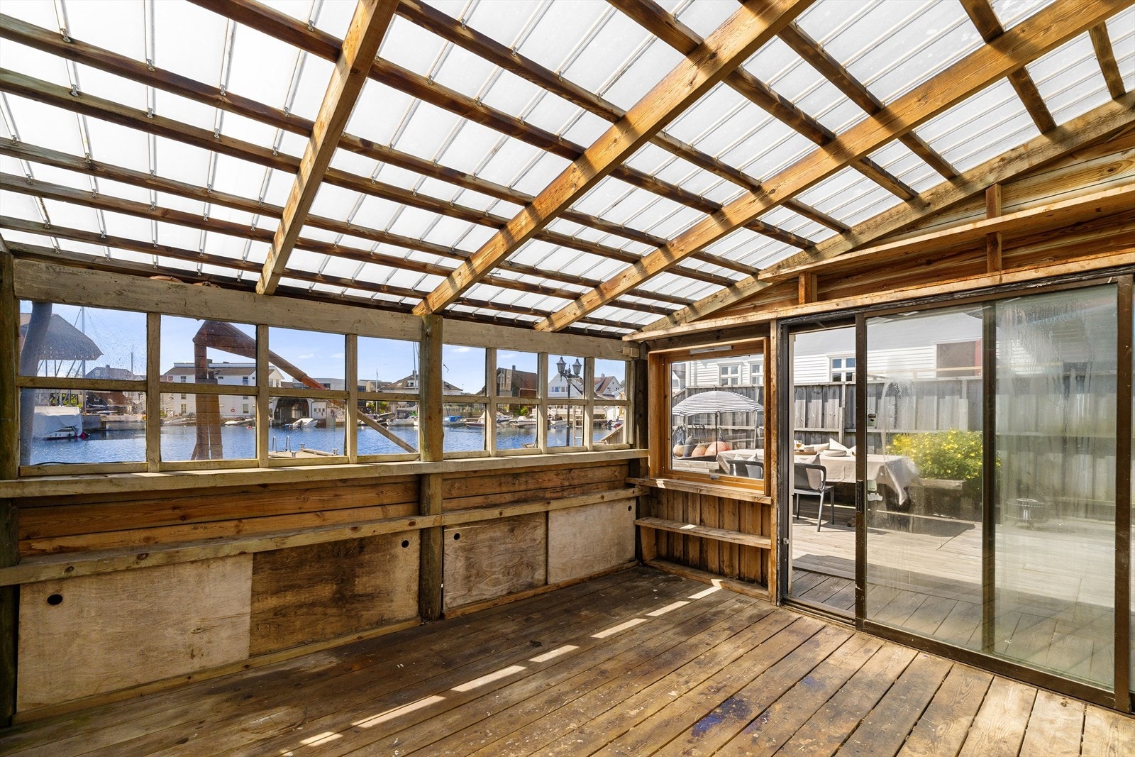 I tilknytning til bryggen er det en overbygget utestue med utsikt mot Engøybukten. Galleribilde
