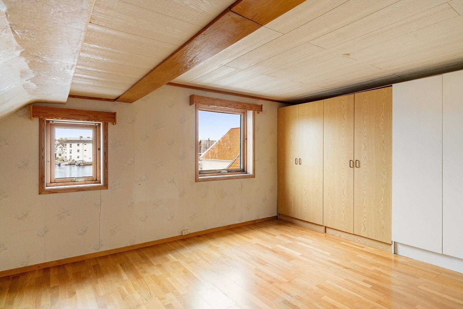 Soverom i andre etasje med parkett på gulv og garderobeløsning. Galleribilde