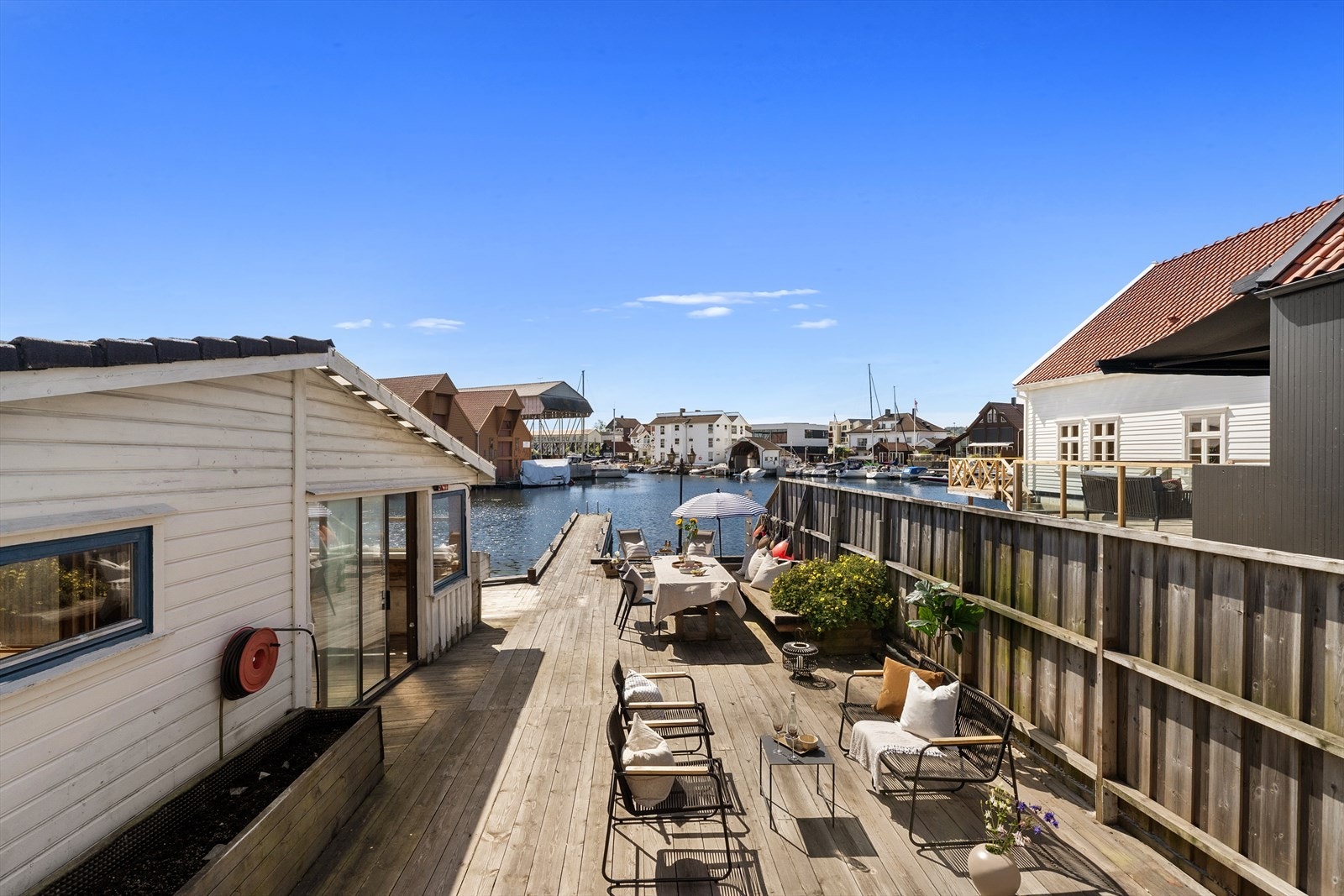 Fra terrassen er det trapp ned til det store bryggeanlegget. Galleribilde