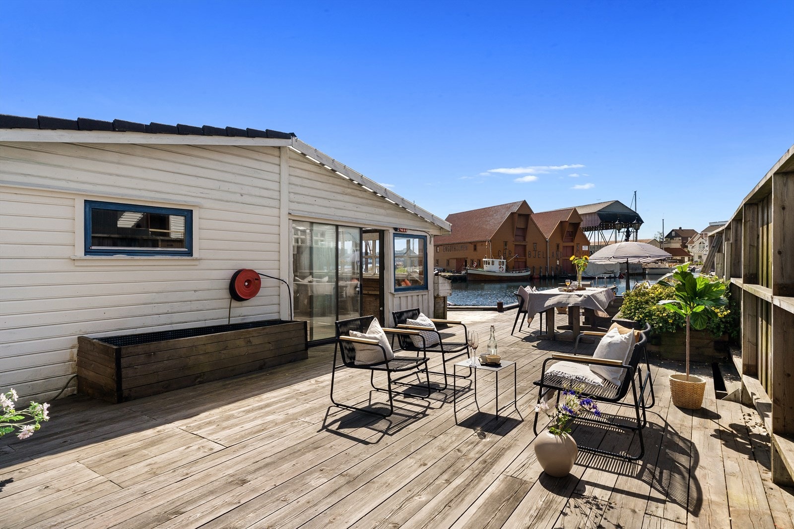 Bryggen er oppført på pilarer og bjelkelag i tre, med solid plankedekke. Galleribilde
