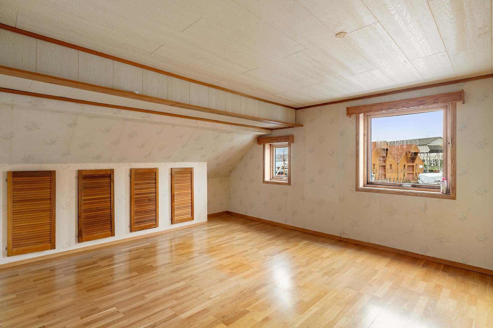 Det andre soverommet har god plass og vinduer mot sjøen. Galleribilde