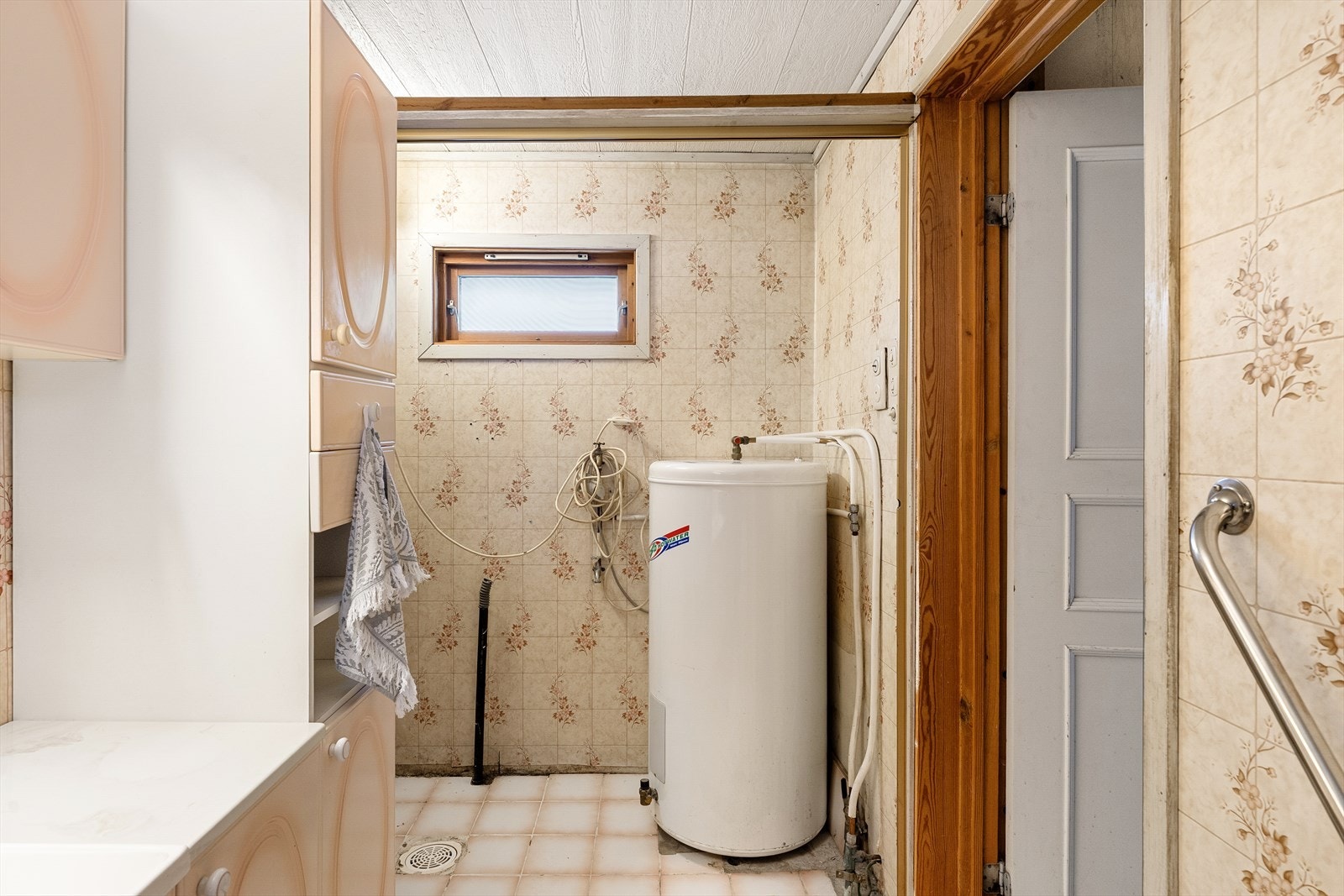 Badet har en avdelt teknisk sone med opplegg for vaskemaskin og varmtvannsbereder. Galleribilde