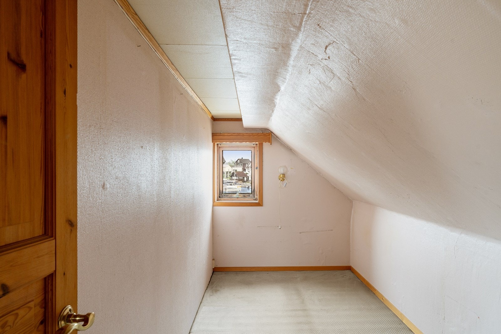 Innredet rom i andre etasje med teppe på gulv. Galleribilde