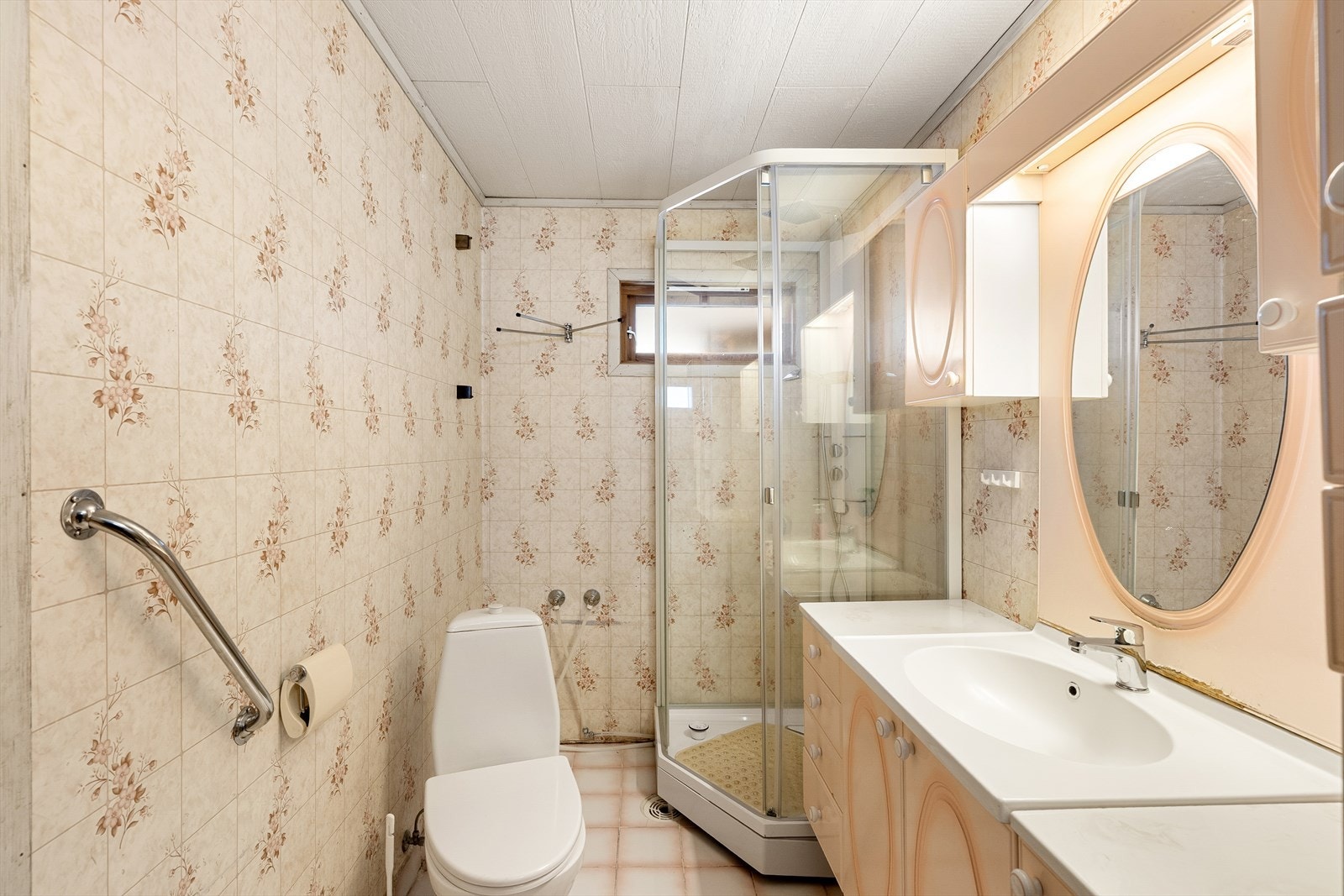 Badet har dusjkabinett, toalett og servantinnredning. Galleribilde