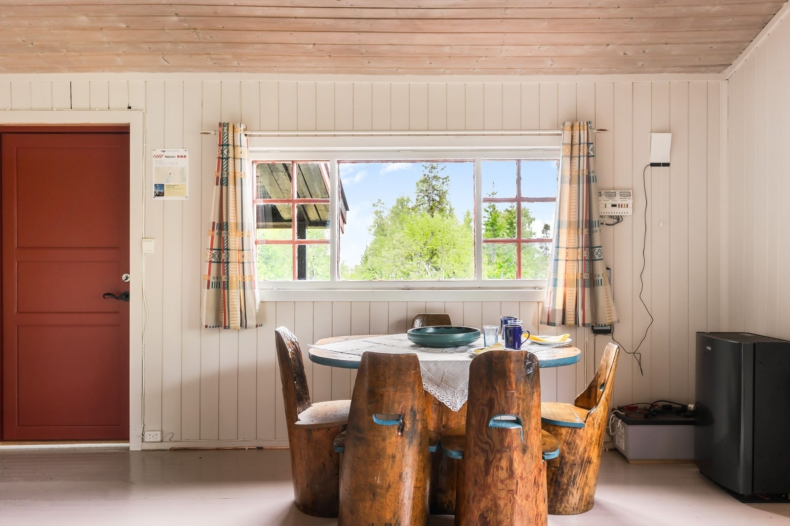 Du ønskes velkommen inn via det overbygde inngangspartiet som henger sammen med den romslige terrassen. Galleribilde