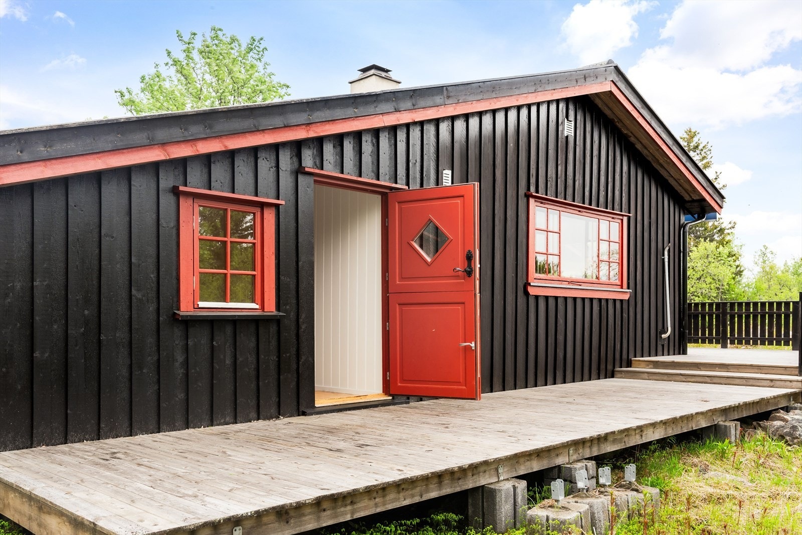 På nordsiden av hytta ble det i 2018 oppført et tilbygg som er innredet som soverom. Galleribilde