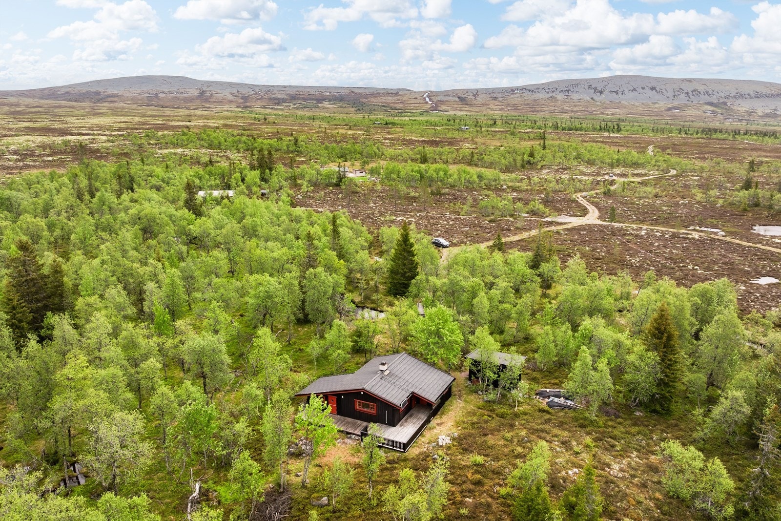 Øst for hytta er det flere, større topper med bl.a. Kampflåhøgda, Eltdalsskardet og Slettflåhøa. Pilegrimsleden passerer også langs vestsiden av disse fjellene. Galleribilde