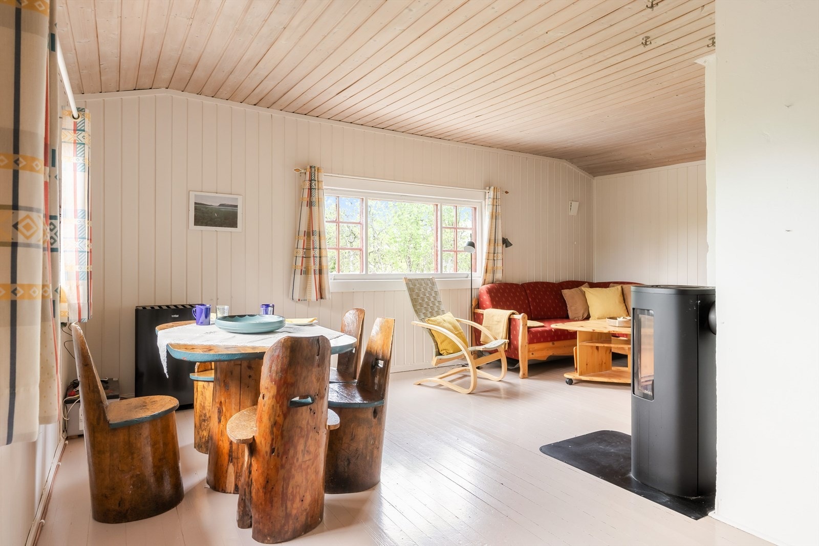 Den koselige stuen i vinkel er innredet med sofa og salongbord som medfølger, og det er god plass til spisegruppe. Galleribilde
