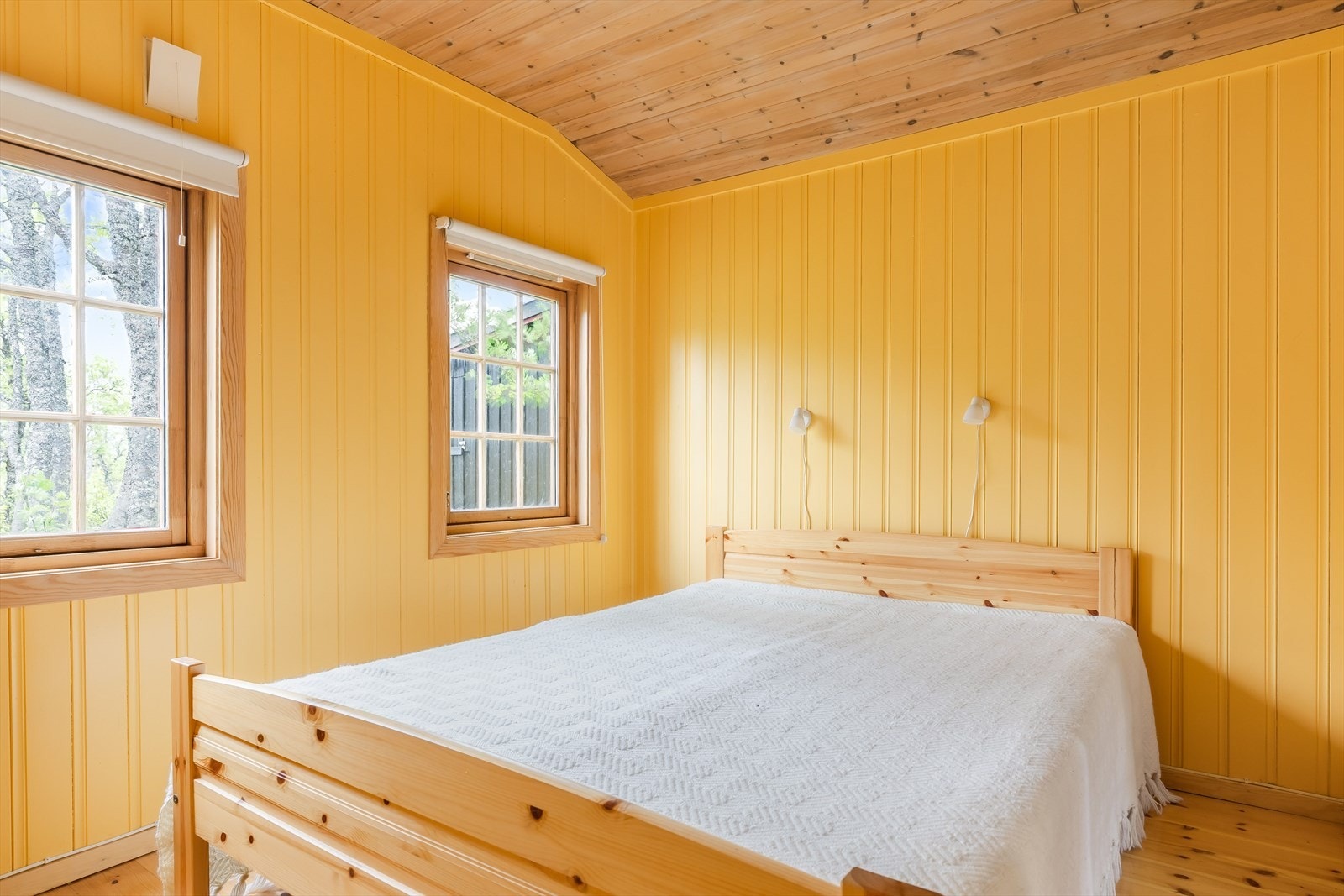 Hytta er innredet med 3 soverom, hvorav 2 har adkomst fra inne i selve hytta. Hovedsoverommet er av god størrelse og er innredet med dobbeltseng. Galleribilde