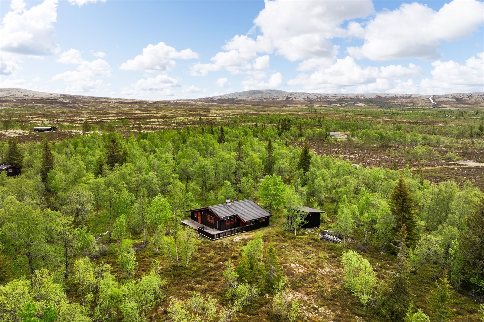 Velkommen til fjells og denne trivelige hytta med uthus i Eltdalsfjellvegen 762! Foto: Husfoto v/ Jonas Sjögren. Galleribilde