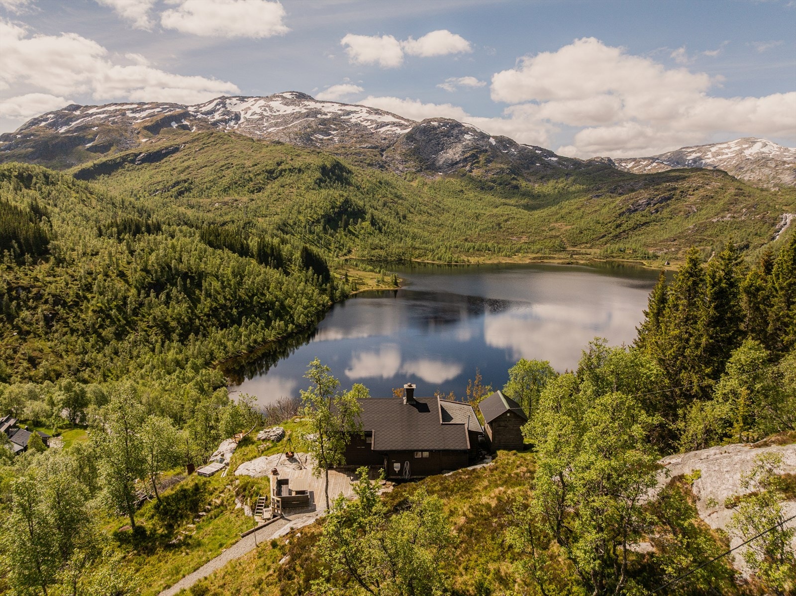 Foto: Trond Reksten. Hytten ligger på en fjellkam med nydelig utsikt over Småbrekkevatnet. Galleribilde