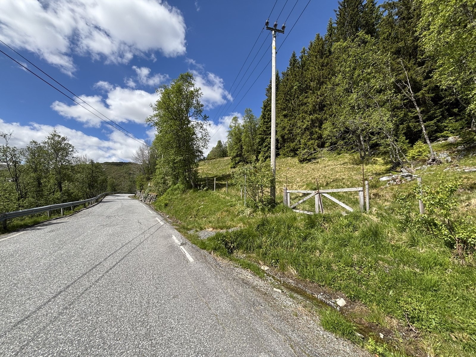 Parkering langs Bergsdalsvegen. Galleribilde