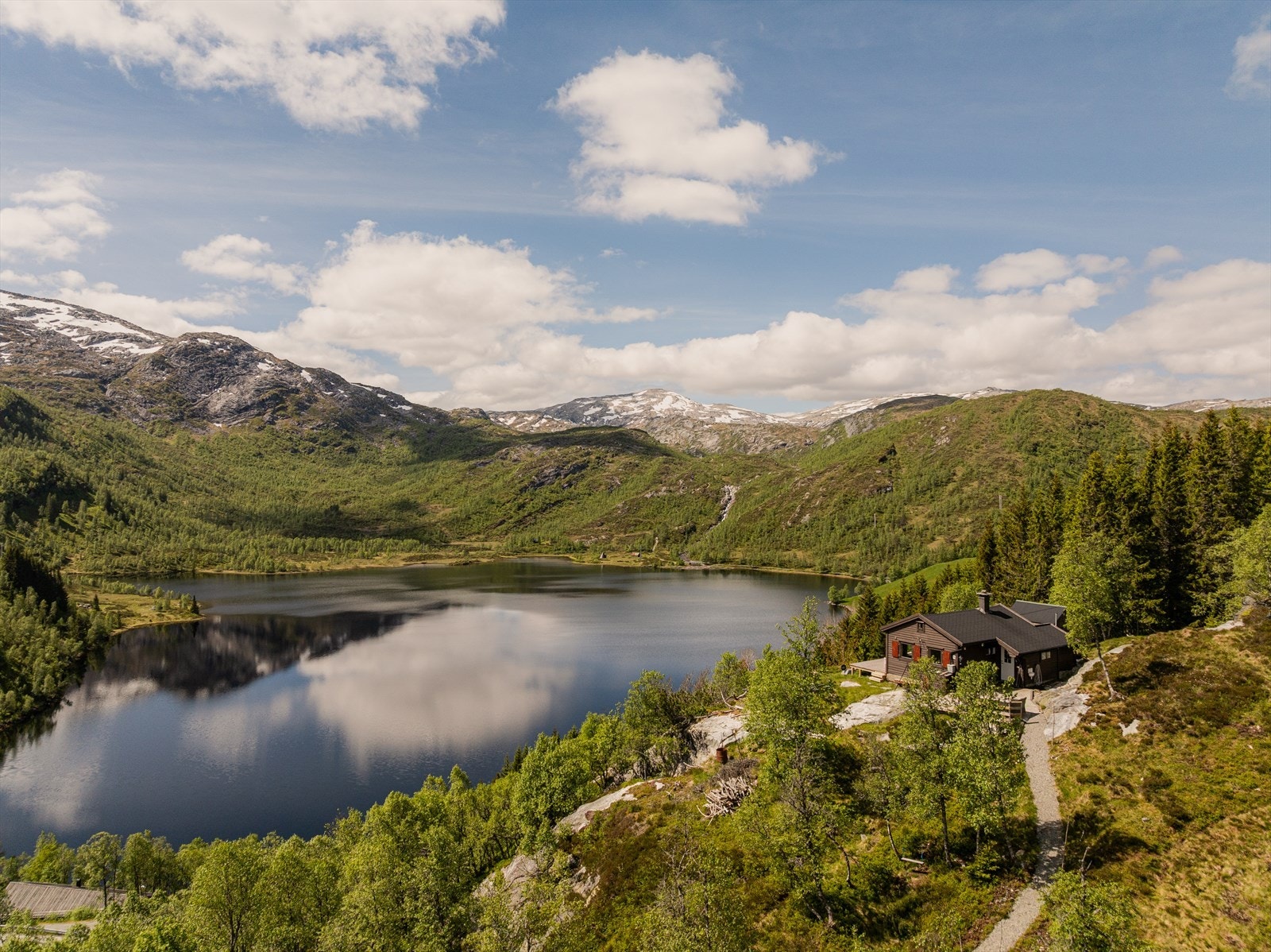 Enkel tilkomst via gruset sti, ca 5 minutter fra hovedvei. Galleribilde