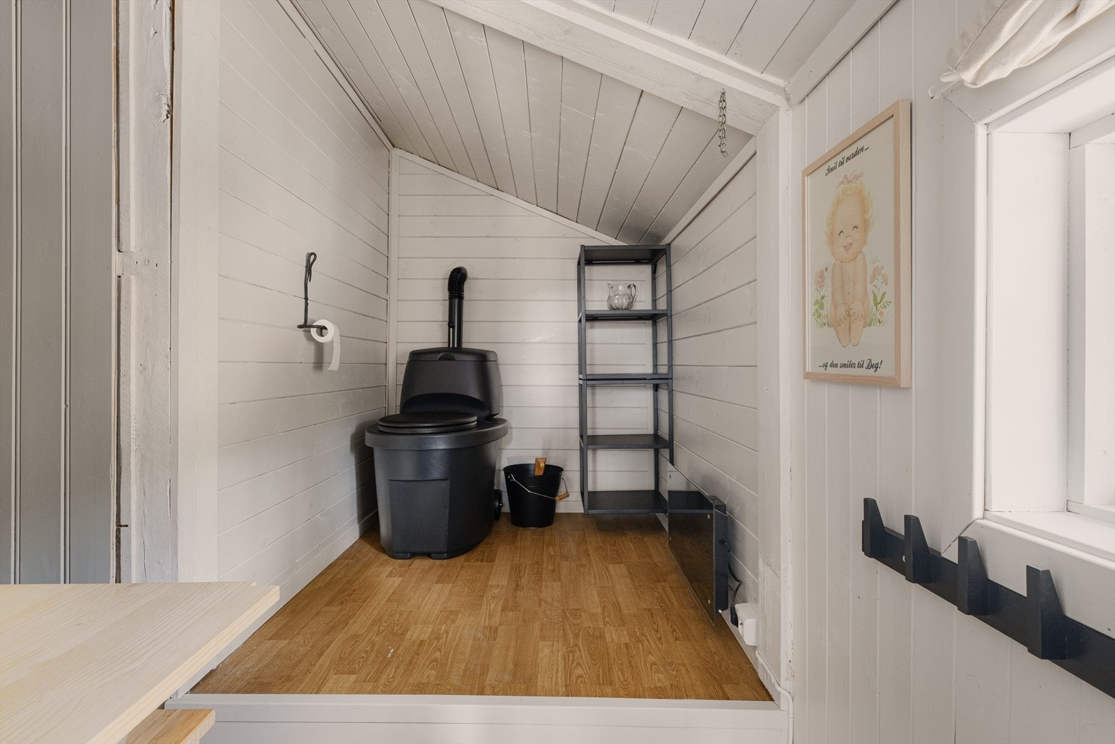 Toalettrom med biotoalett. Galleribilde