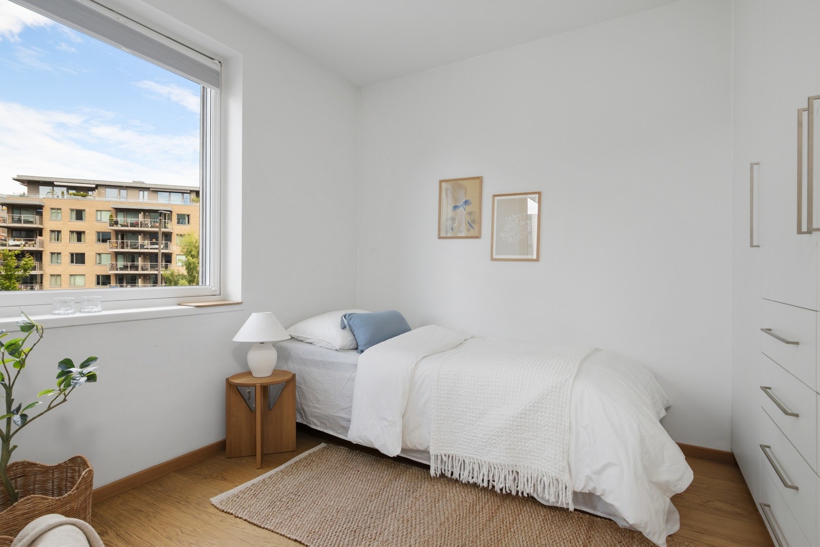 Soverom med god plass til seng og tilhørende møblement. Galleribilde