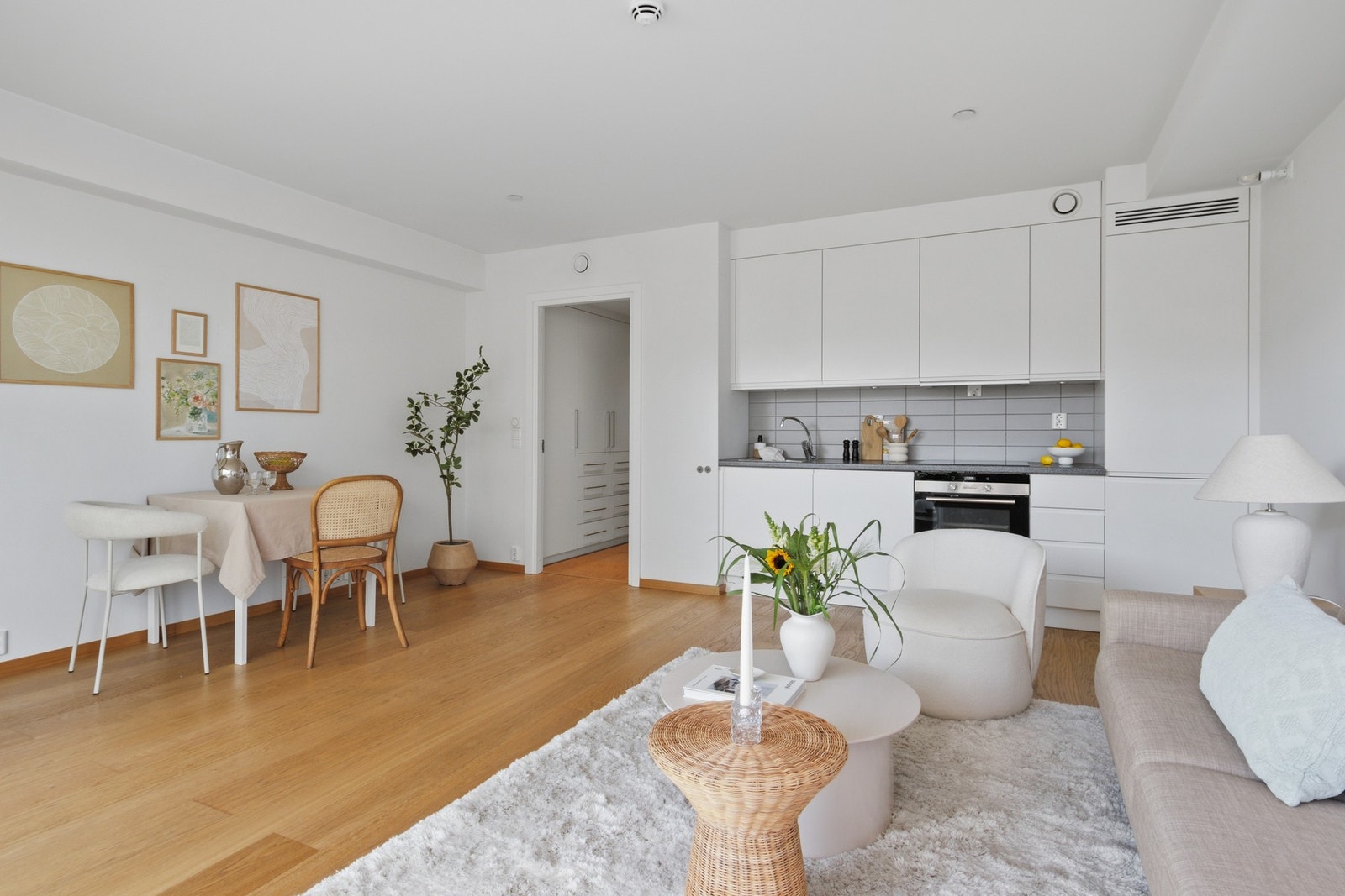 Leiligheten har vannbåren gulvvarme i entré, stue/kjøkken og soverom, balansert ventilasjon, porttelefon og heis i bygget. Galleribilde