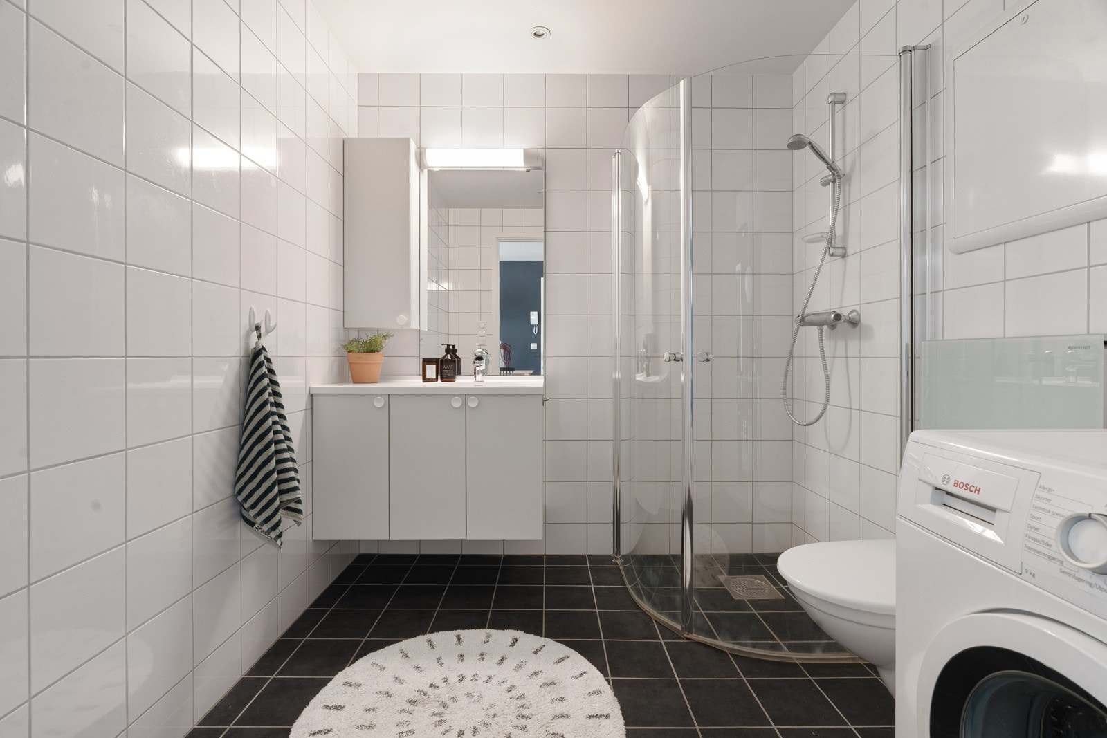 Det flislagte badet er romslig utformet med god plass til alle dagligdagse gjøremål