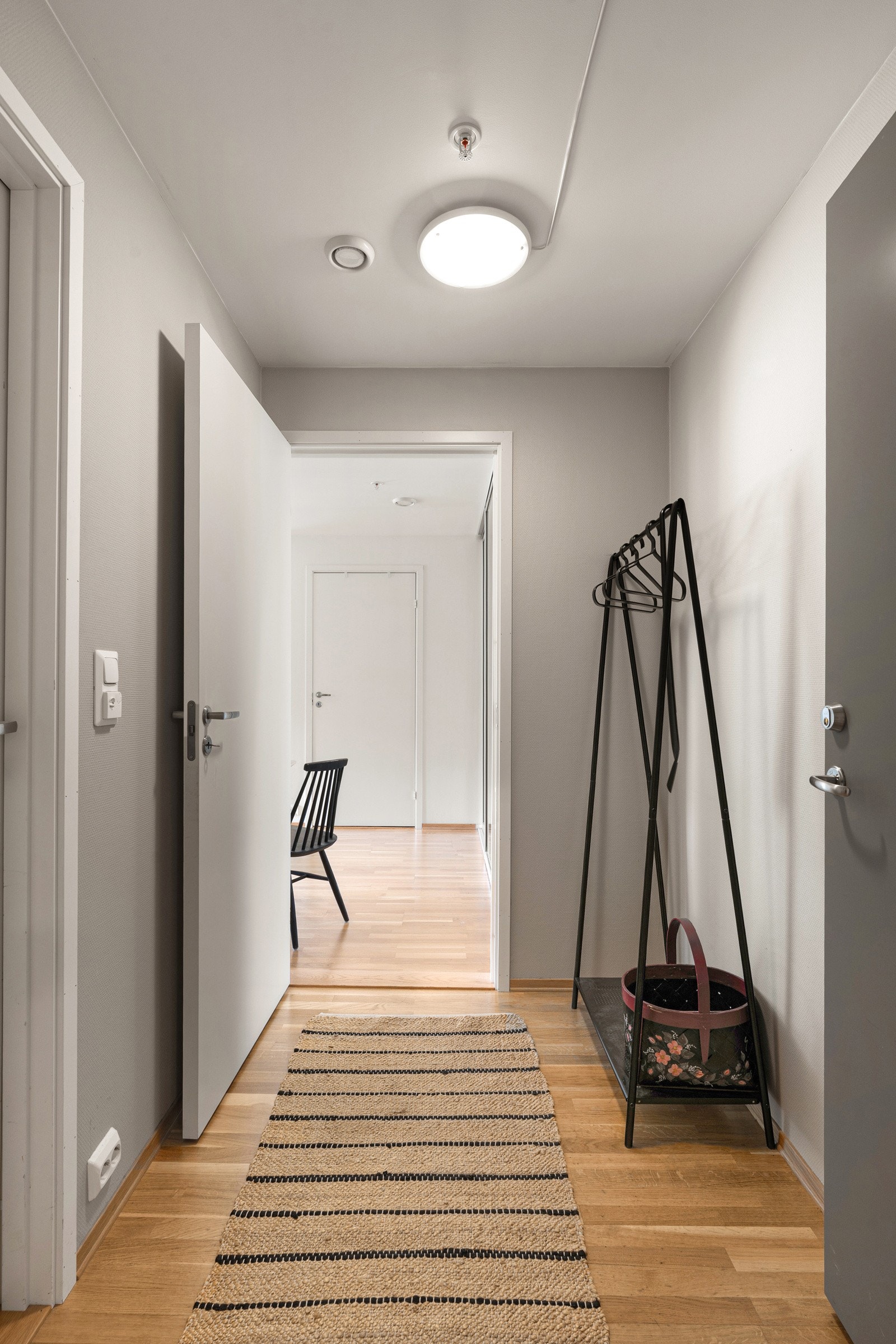 Velkommen inn! Innbydende inngangsparti med plass til å henge fra seg yttertøyet.