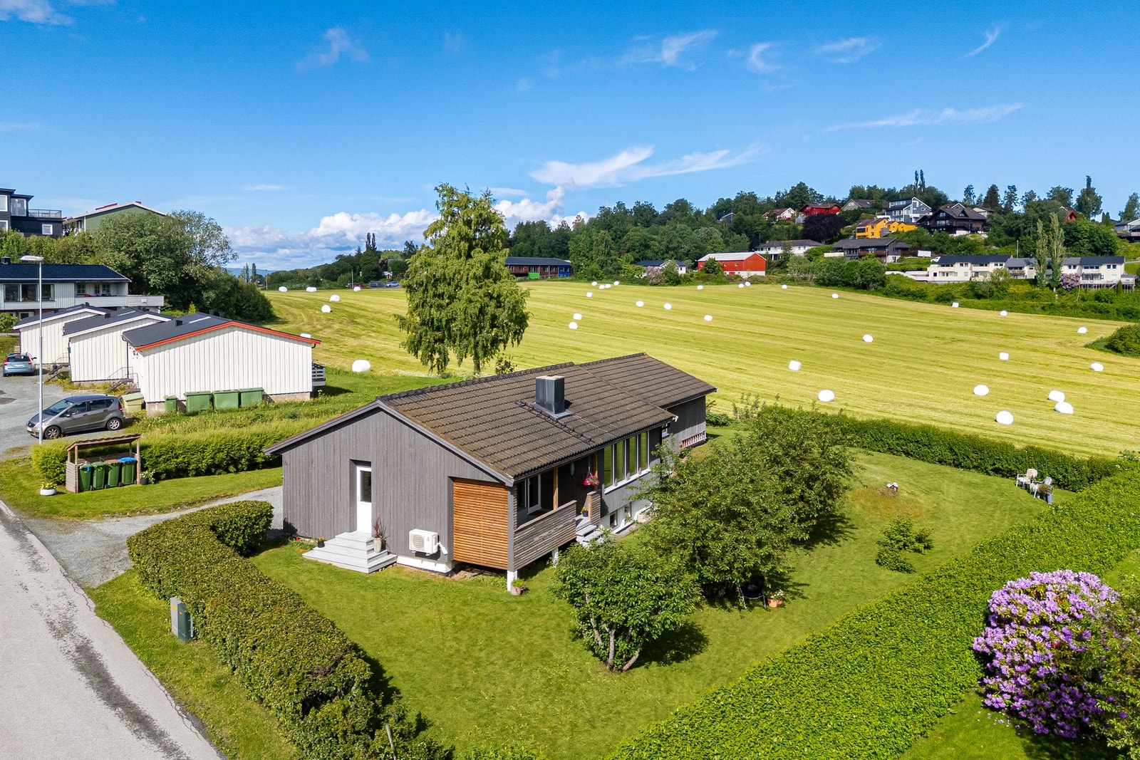 Skjermet og solrik hage med sol fra tidlig morgen til kveld. Galleribilde