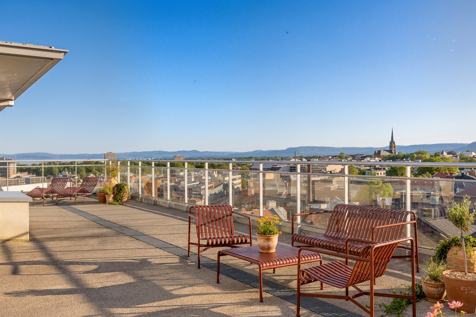 Borettslaget har en stor felles takterrasse med fantastiske solfohold. Galleribilde