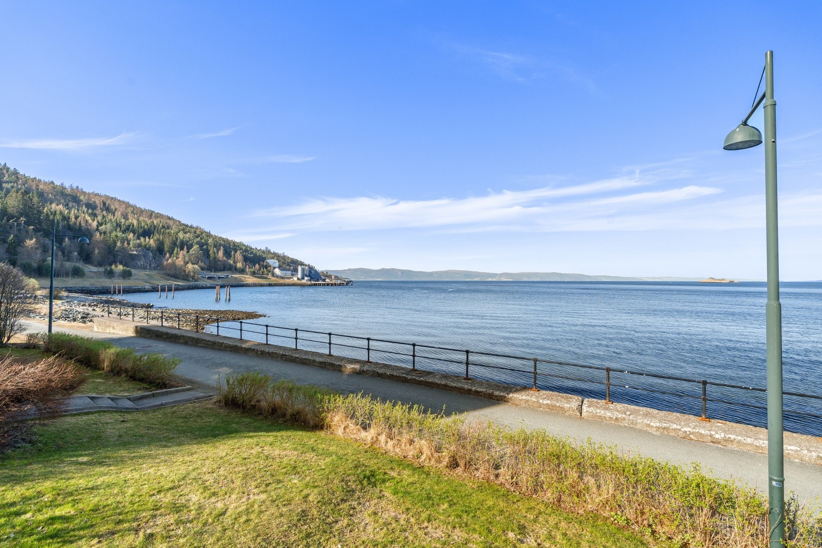Sandstrand og promenade like ved boligen. Galleribilde