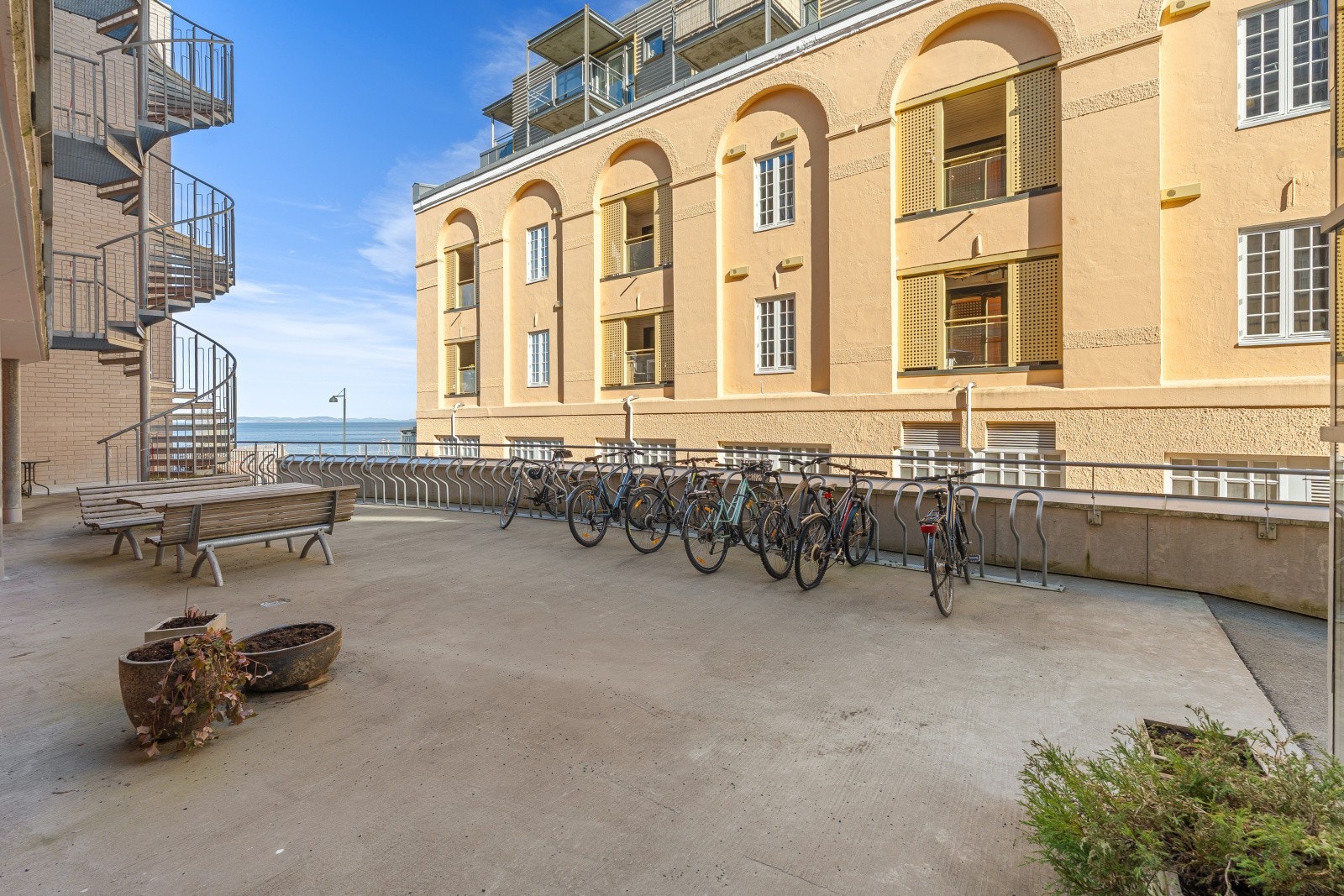 Det er vaktmester i sameiet som har ansvar for det meste av gressklipping, snømåking etc. som dekkes igjennom felleskostnadene. Galleribilde