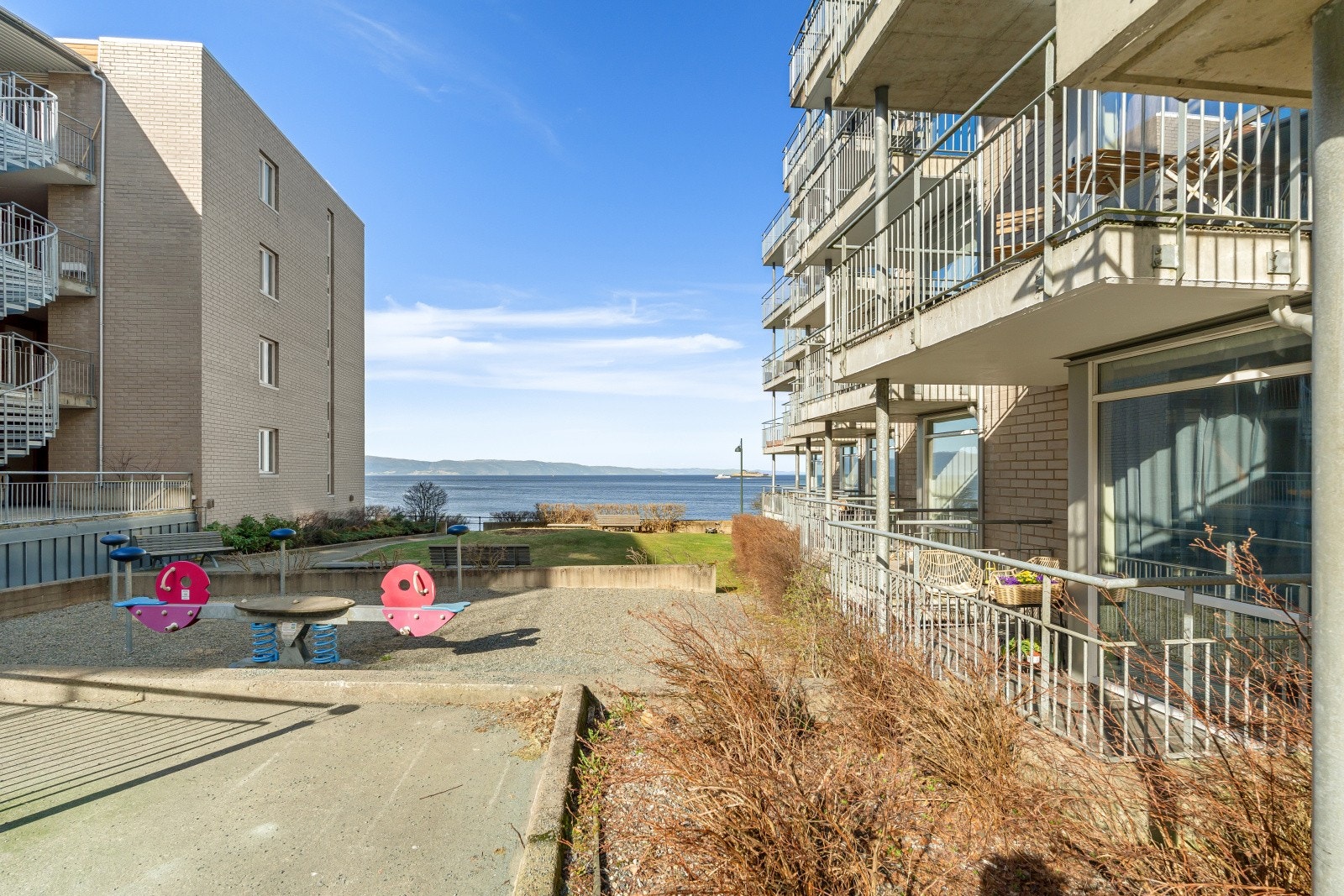 Leiligheten ligger i et attraktivt og idyllisk boområde i Ilsvika med umiddelbar nærhet til Trondheimsfjorden. Galleribilde