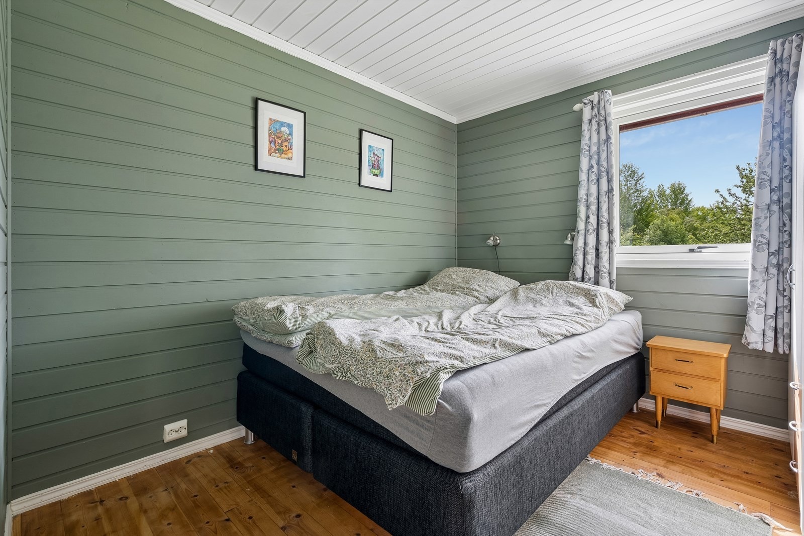 Hovedsoverom med plass for både dobbeltseng og garderobeløsning. Galleribilde