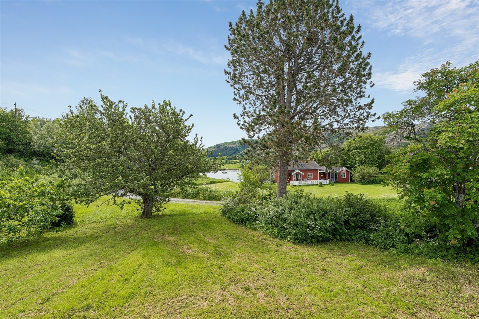 Eiendommen har en eiet tomt på ca. 1 453 m², opparbeidet med plen og beplantninger. Tomten er tilbaketrukket fra hovedveien og ligger lunt til for vær og vind. Galleribilde