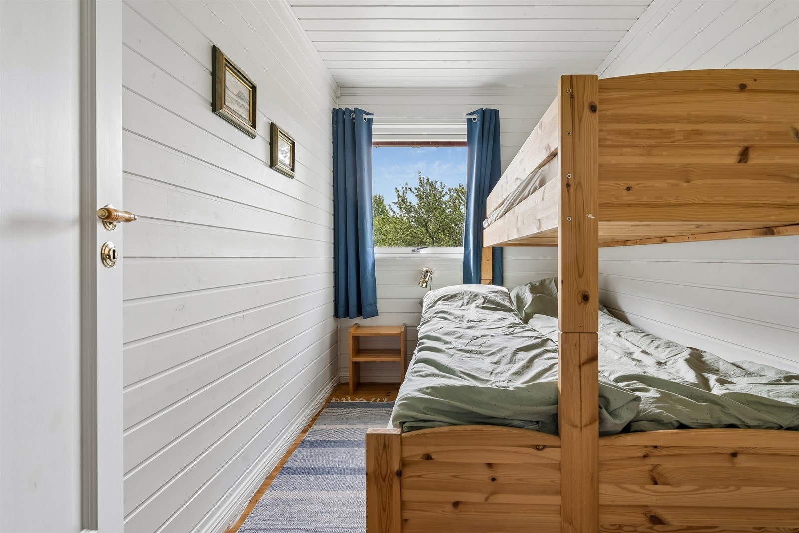 Hytta har tre soverom med plass til både familie og gjester. Galleribilde