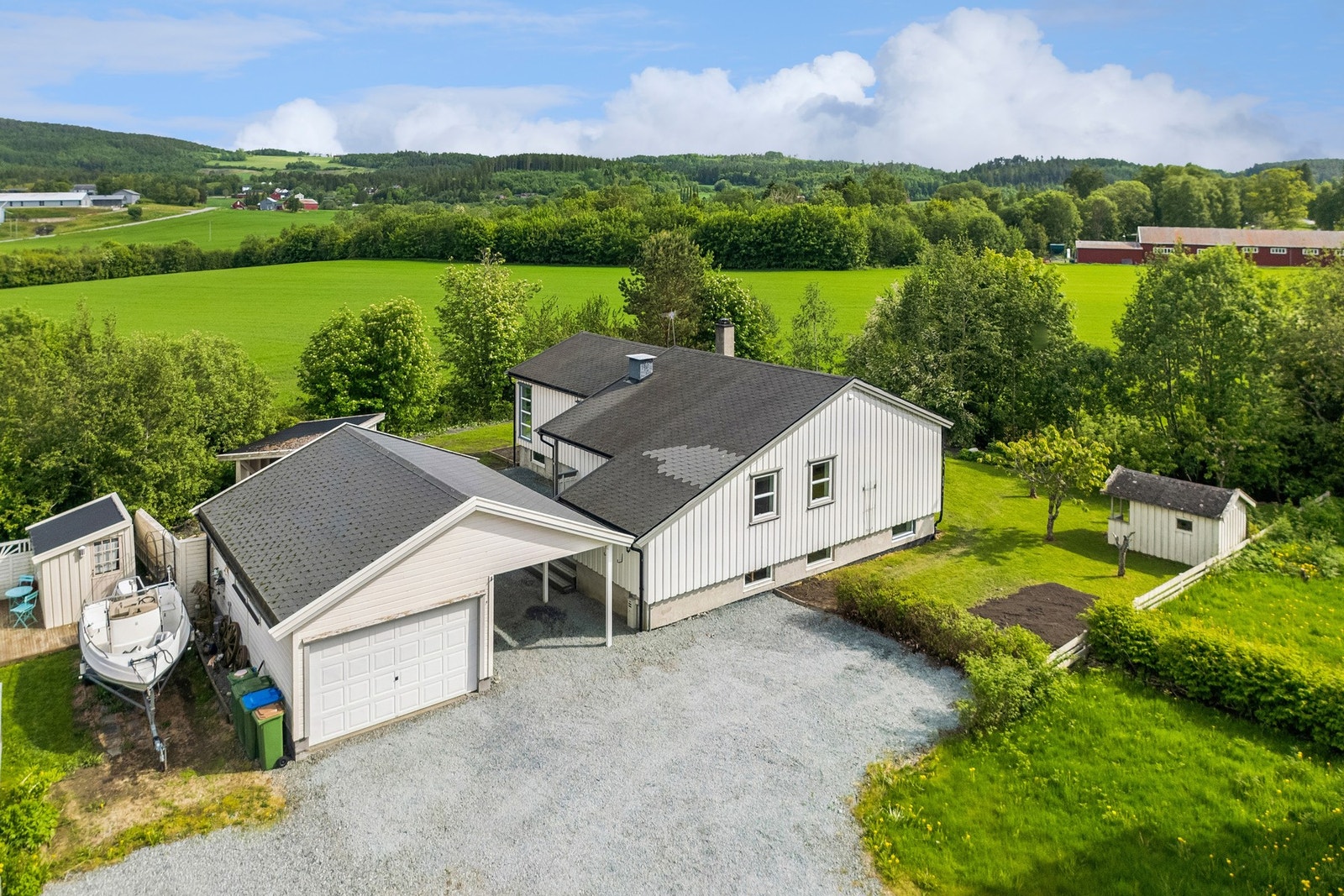 Flott og praktisk enebolig med sentral beliggenhet på Ekne. Boligen nyter godt av en romslig plen, gruslagt gårdsplass, carport og garasje. Galleribilde